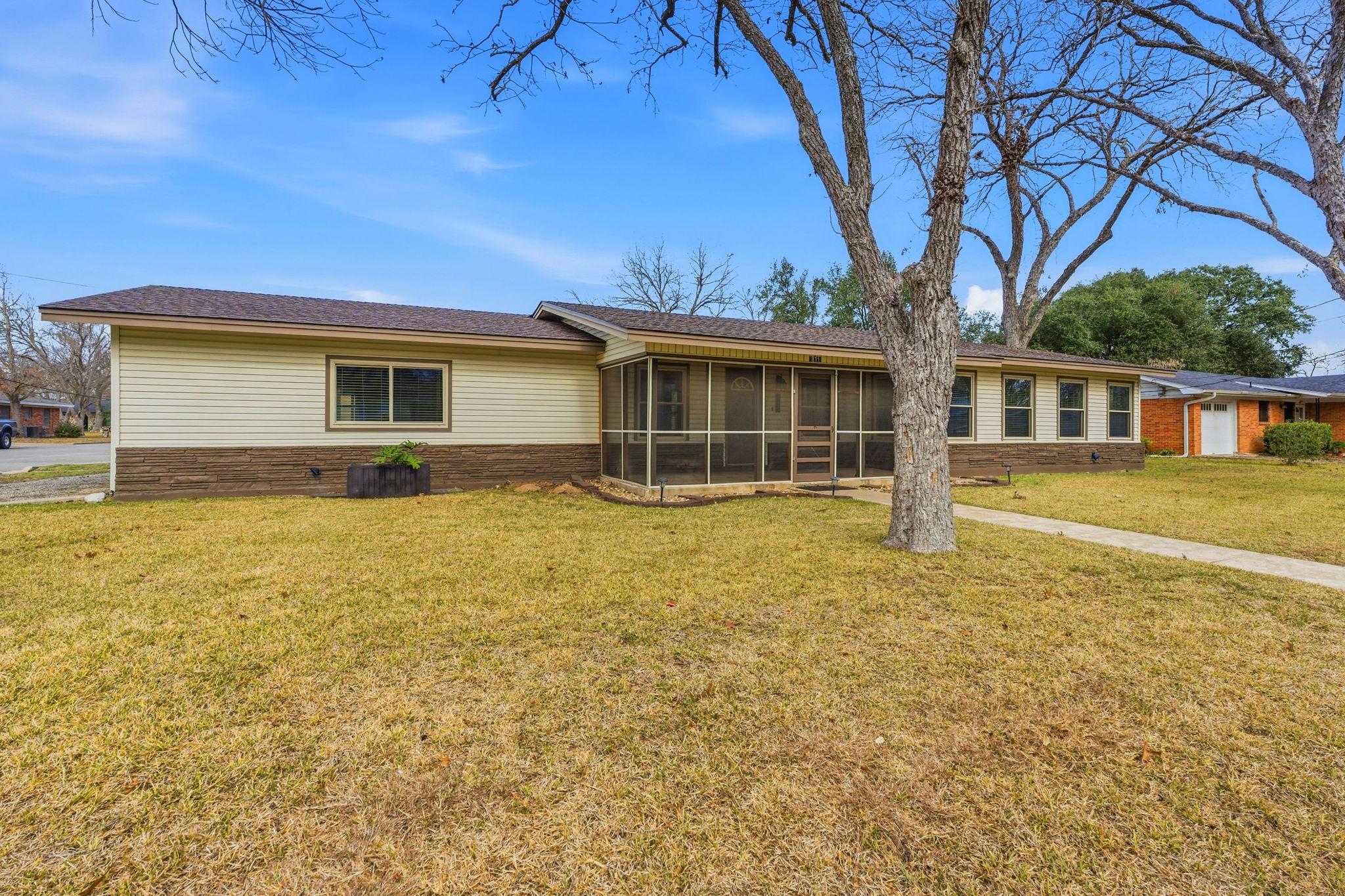 811 Nixon St, Lockhart, TX 78644