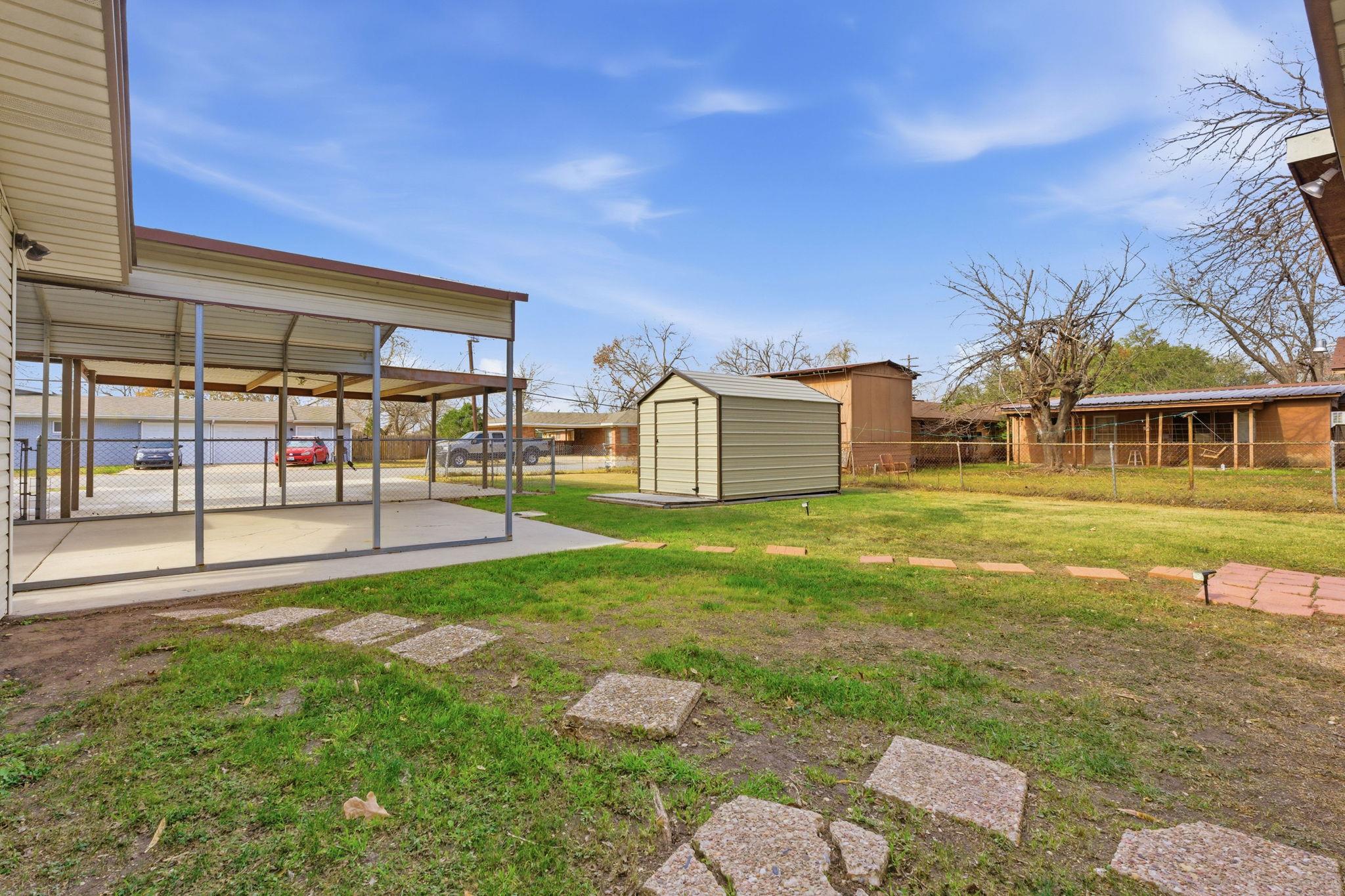 811 Nixon St, Lockhart, TX 78644