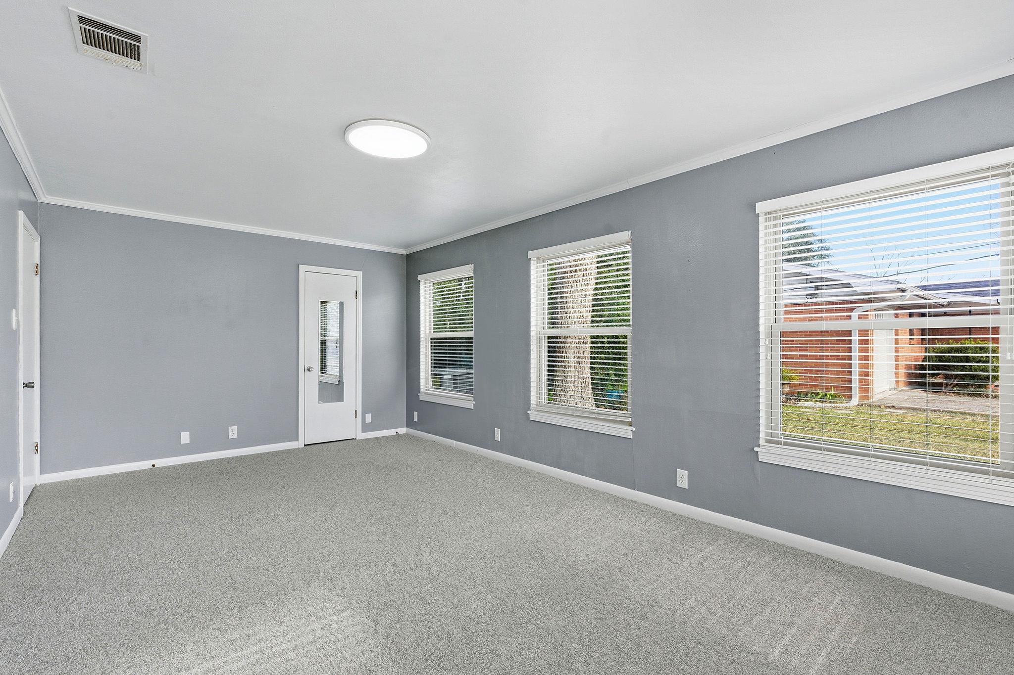 811 Nixon St, Lockhart, TX 78644