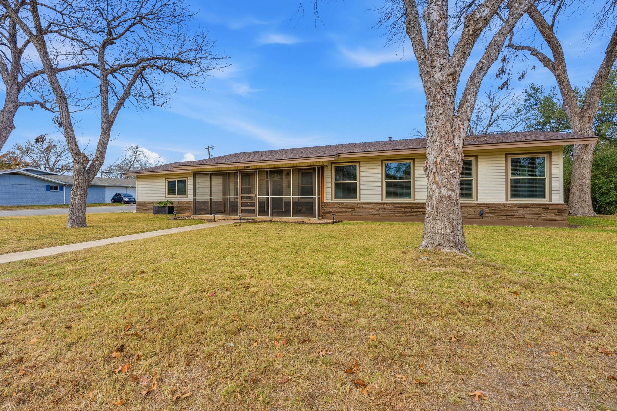 811 Nixon St, Lockhart, TX 78644