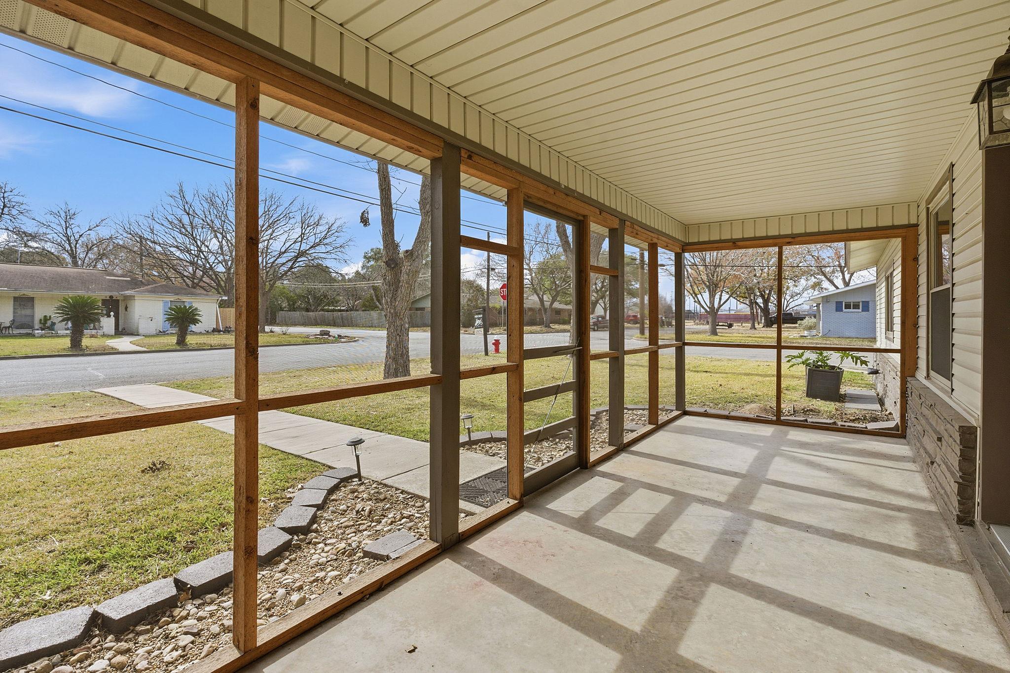 811 Nixon St, Lockhart, TX 78644