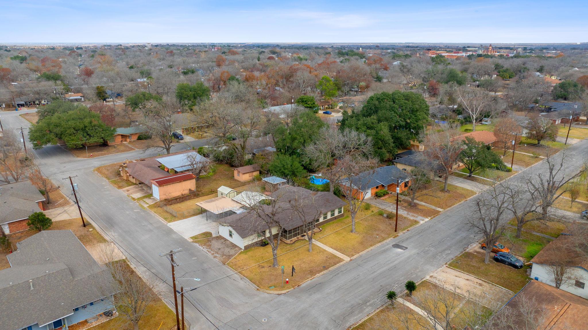 811 Nixon St, Lockhart, TX 78644
