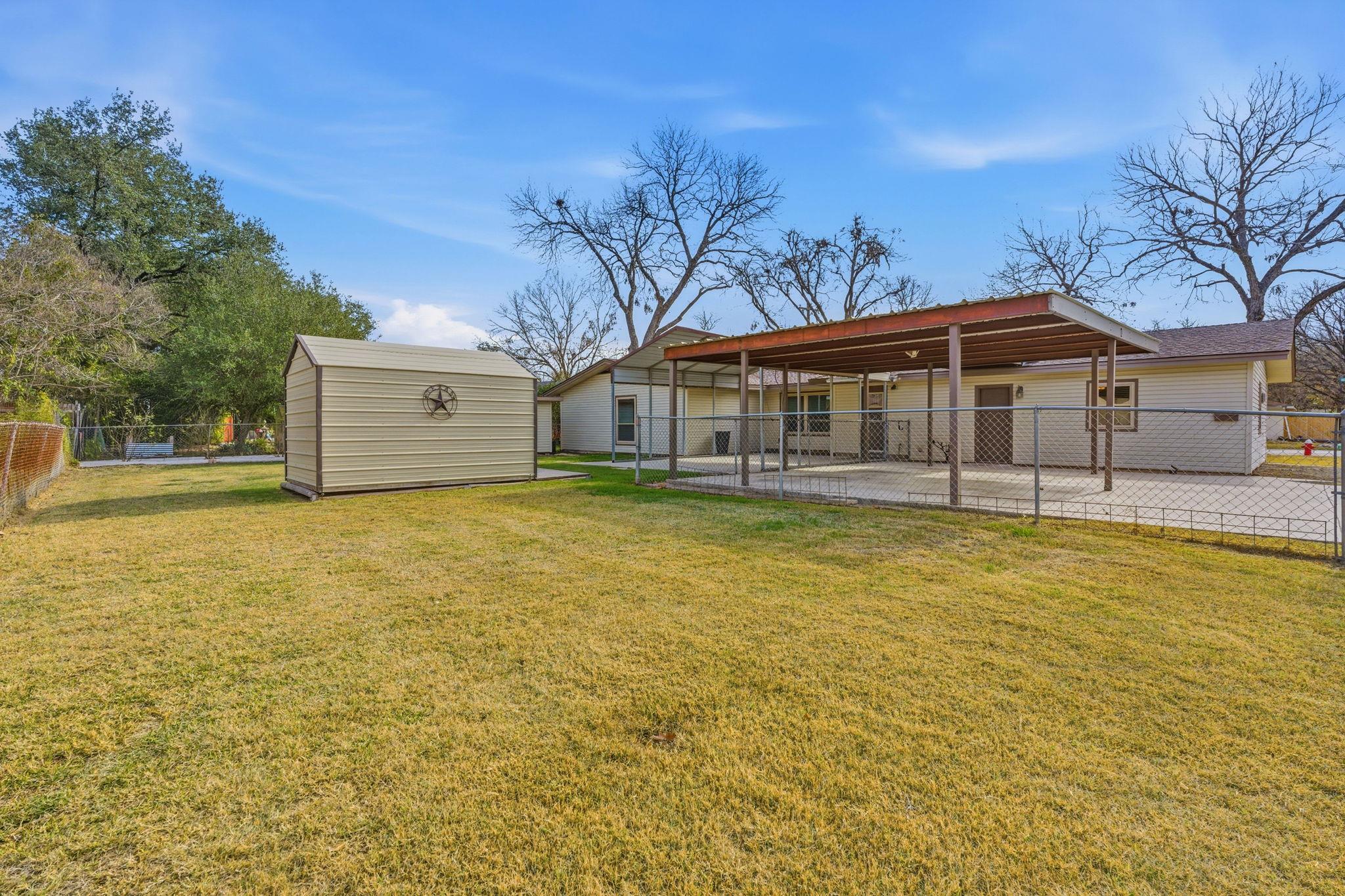811 Nixon St, Lockhart, TX 78644