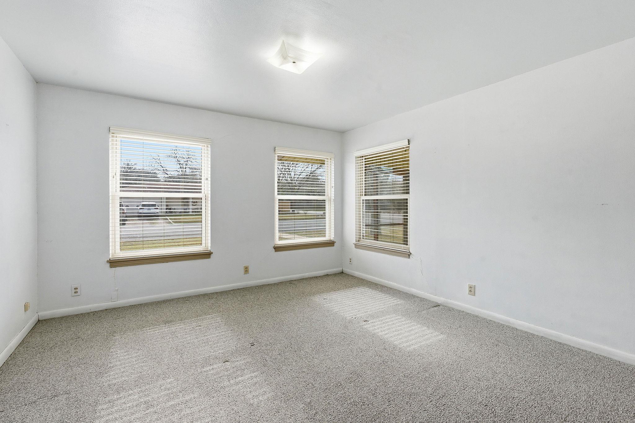 811 Nixon St, Lockhart, TX 78644