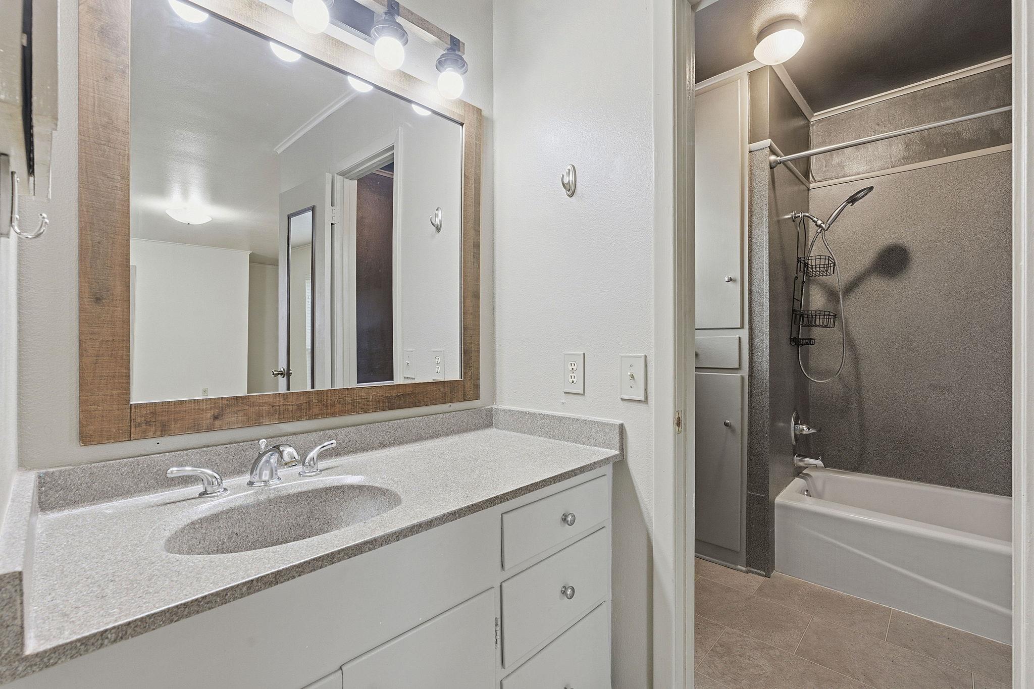 811 Nixon St, Lockhart, TX 78644