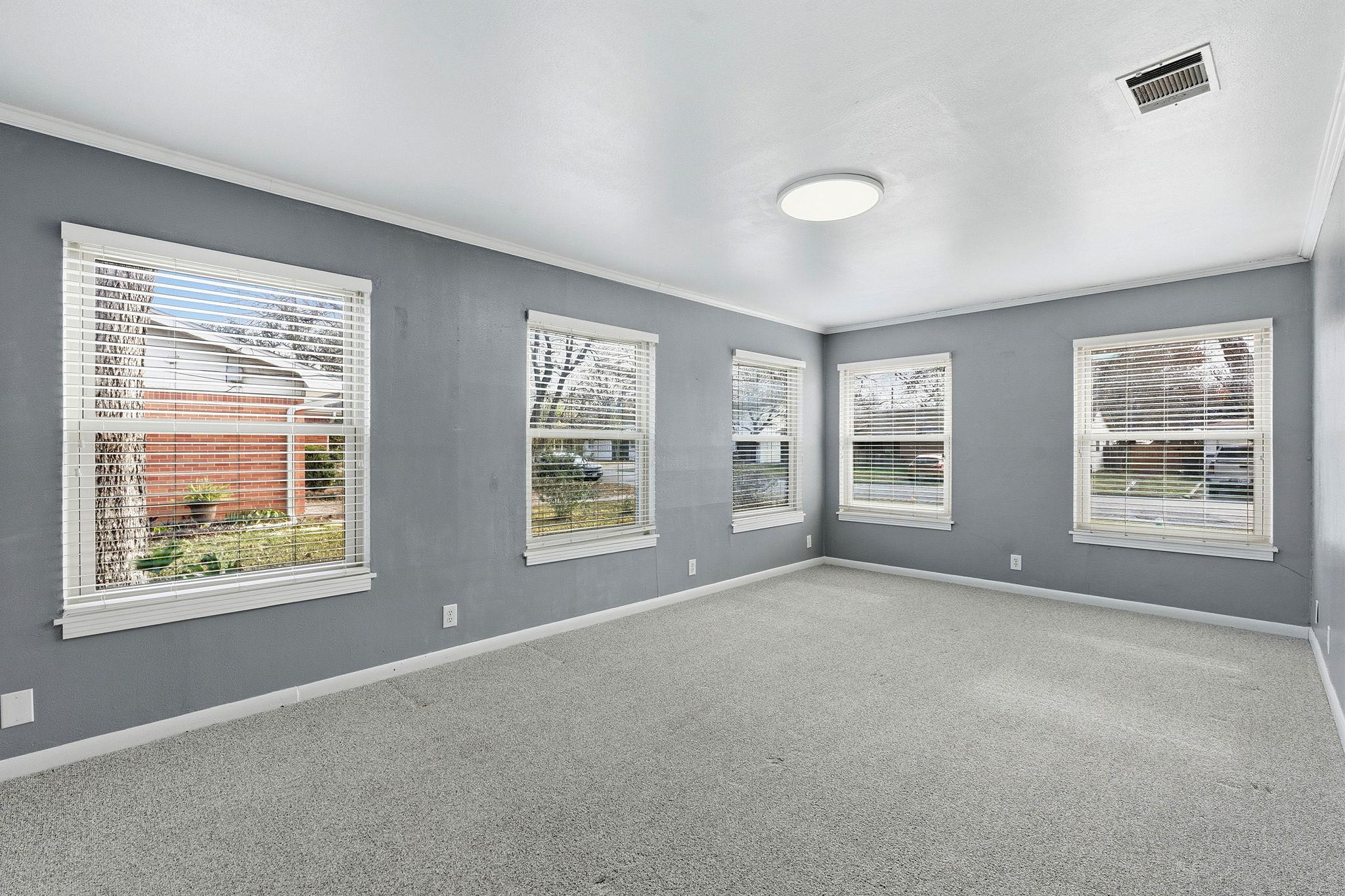 811 Nixon St, Lockhart, TX 78644