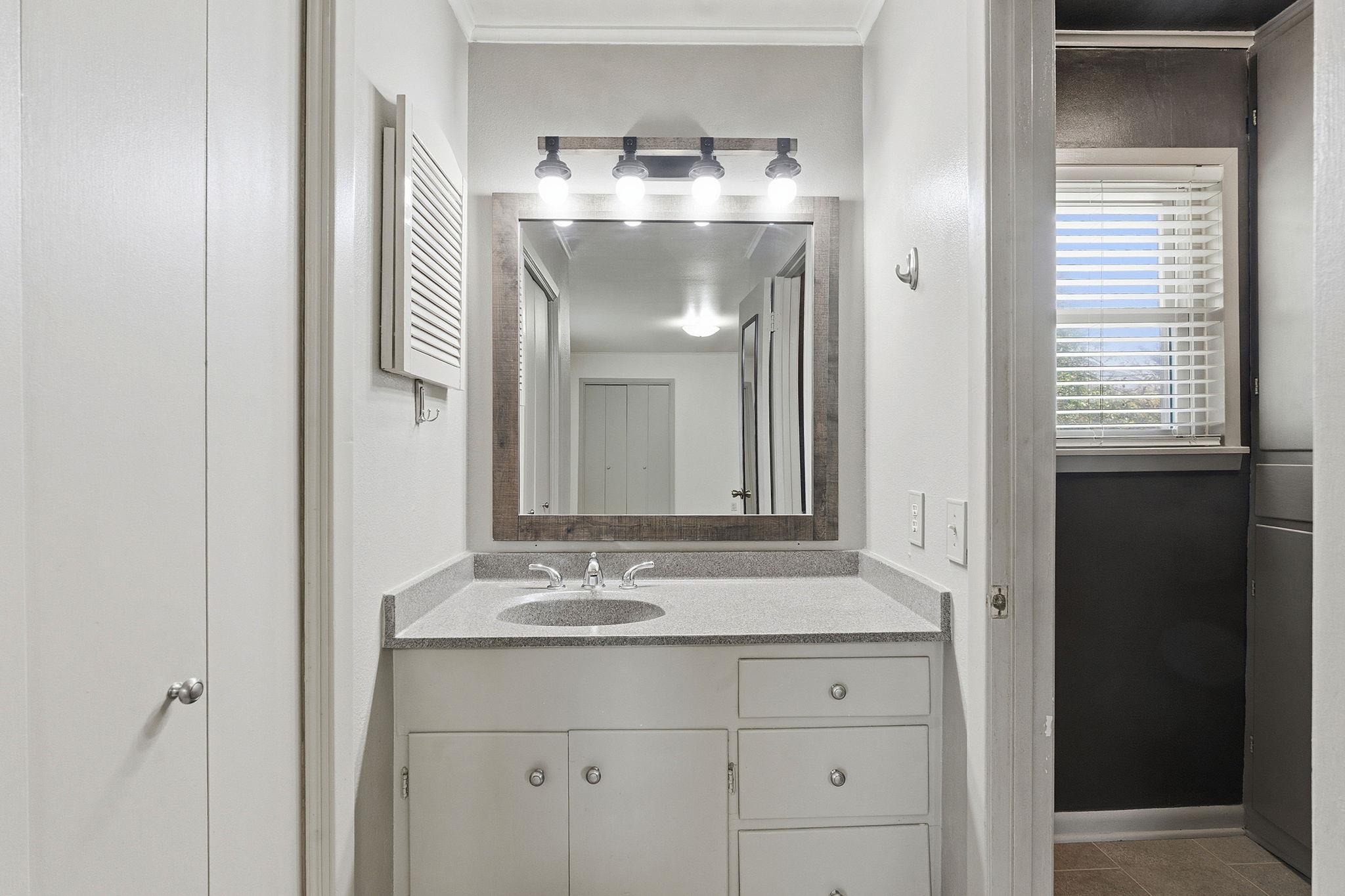 811 Nixon St, Lockhart, TX 78644