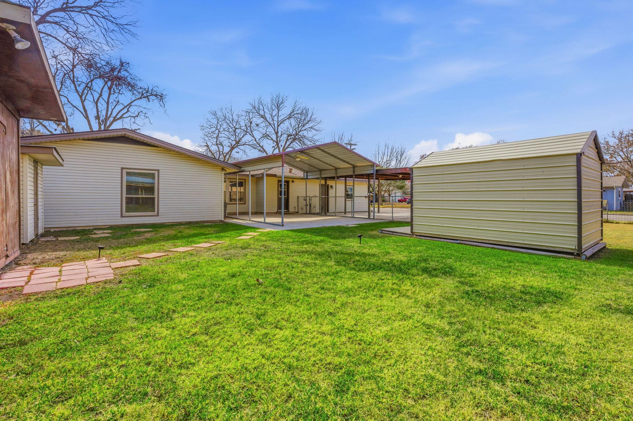 811 Nixon St, Lockhart, TX 78644