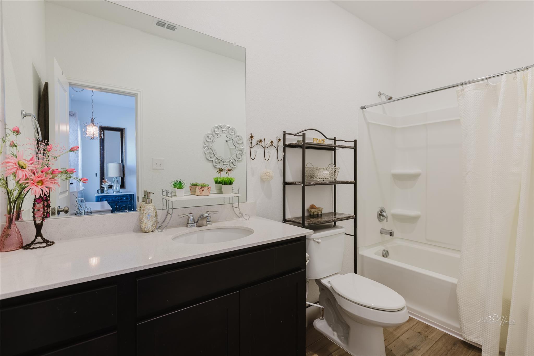 517 Halfmoon Dr, Lockhart, TX 78644