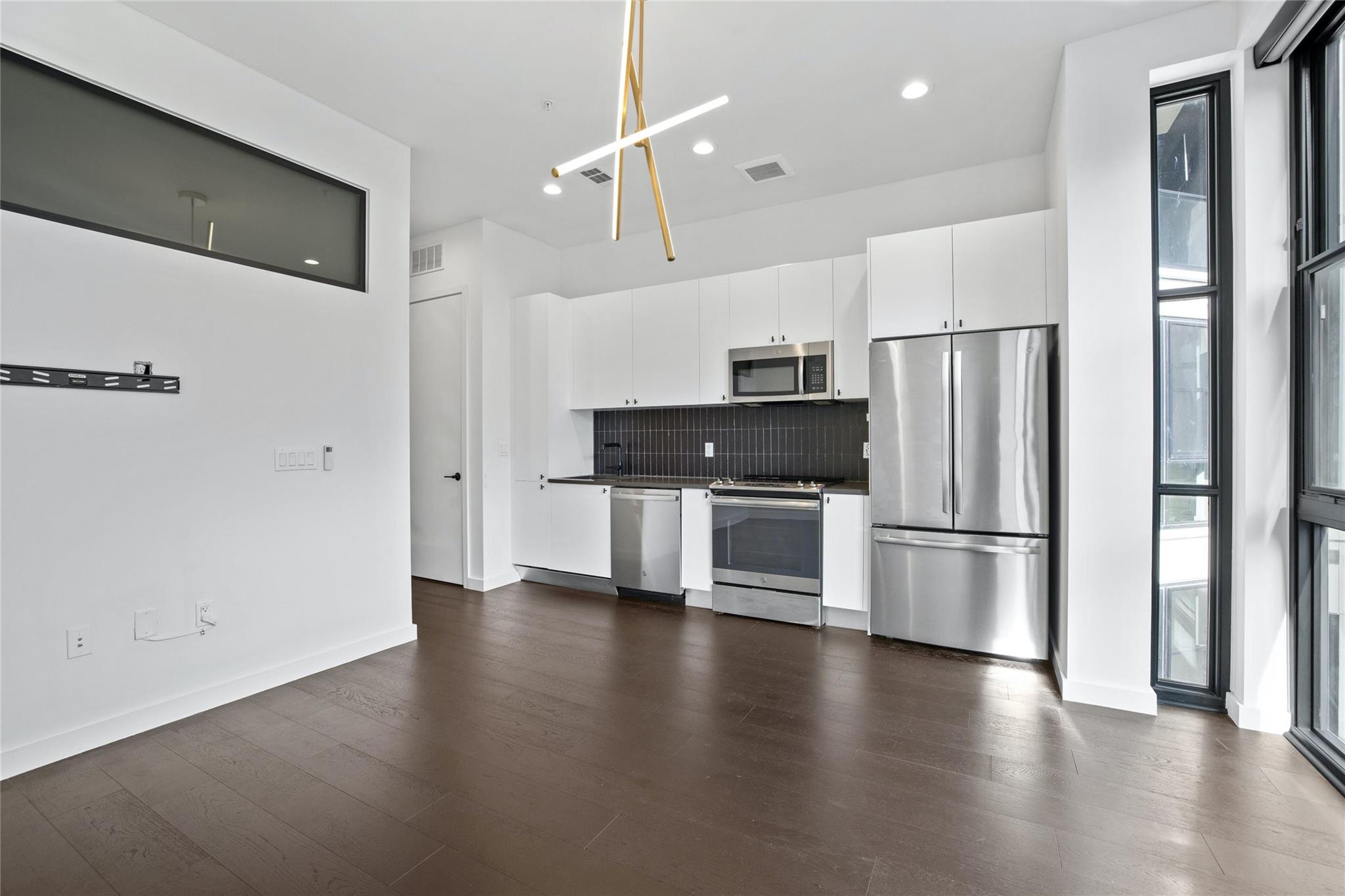 800 Embassy Dr # 523, Austin, TX 78702