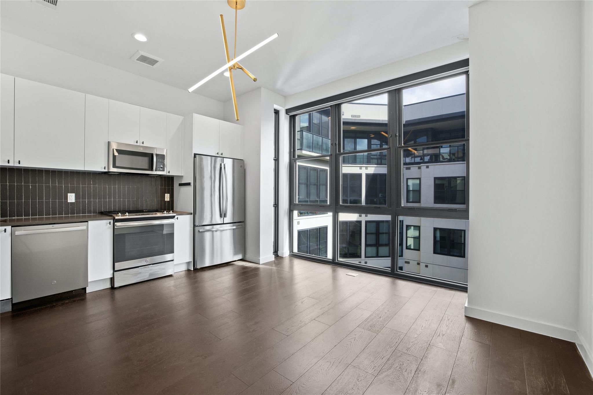 800 Embassy Dr # 523, Austin, TX 78702