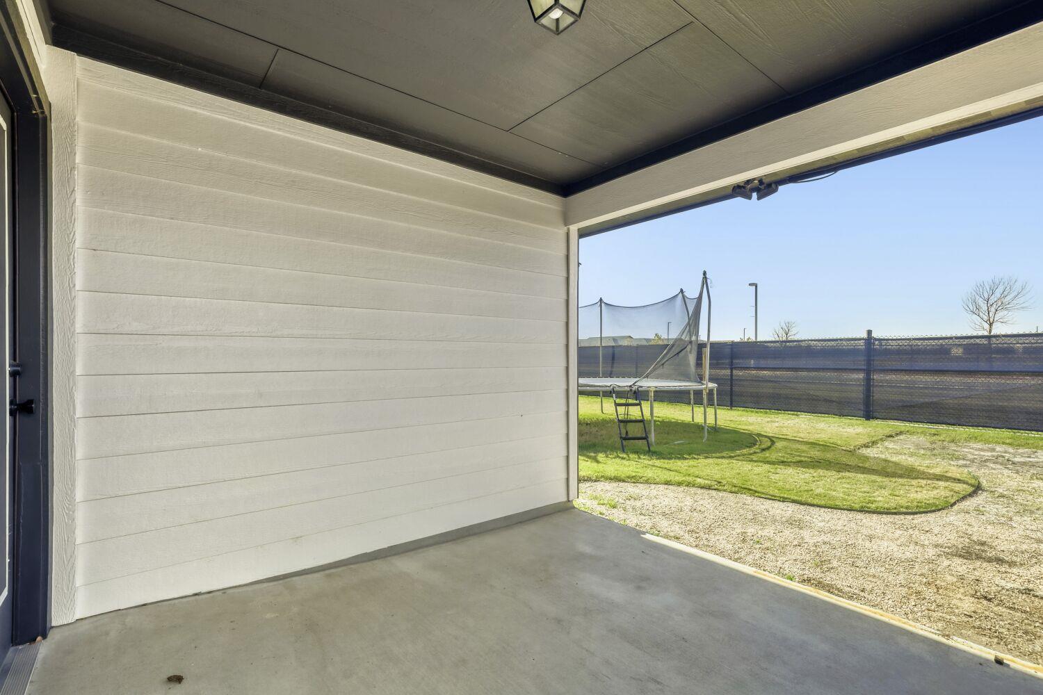 1813 Chimney Dr, Leander, TX 78641