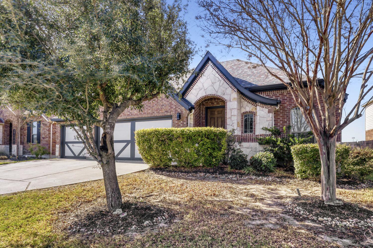 1813 Chimney Dr, Leander, TX 78641