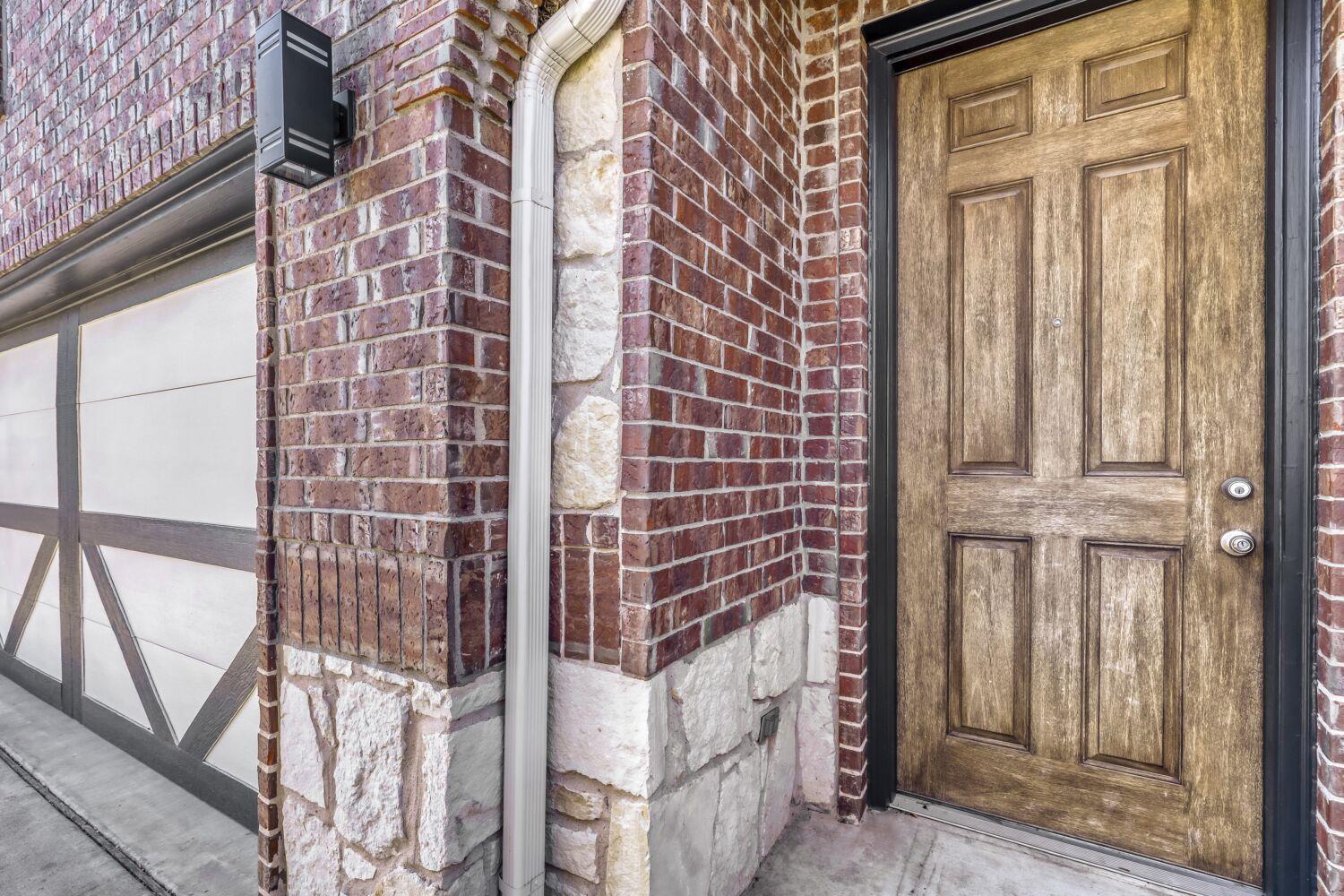 1813 Chimney Dr, Leander, TX 78641