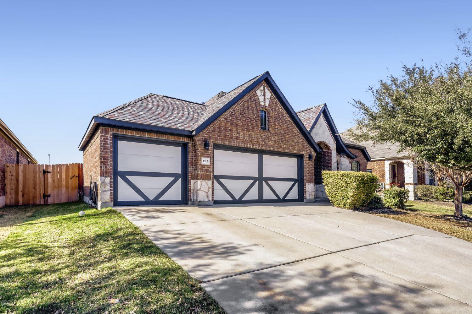 1813 Chimney Dr, Leander, TX 78641