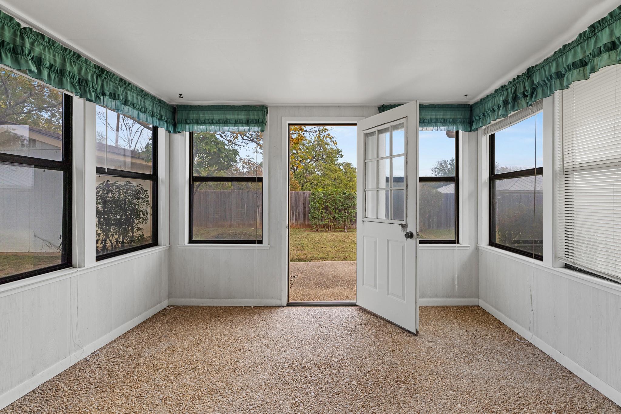 108 Tanglewood Dr, Fredericksburg, TX 78624