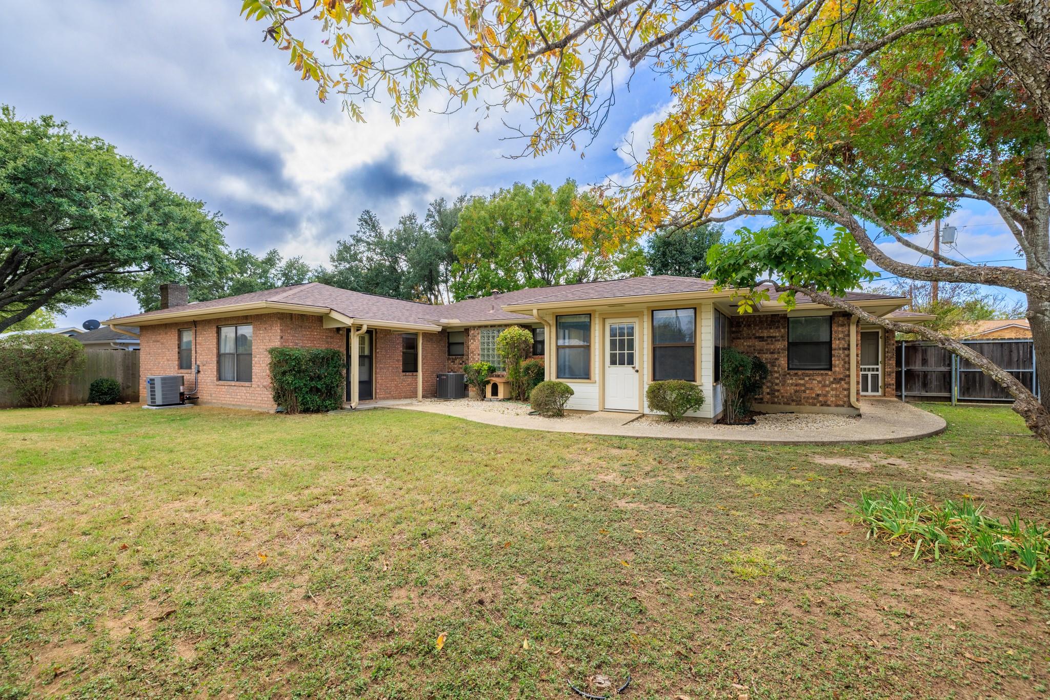 108 Tanglewood Dr, Fredericksburg, TX 78624