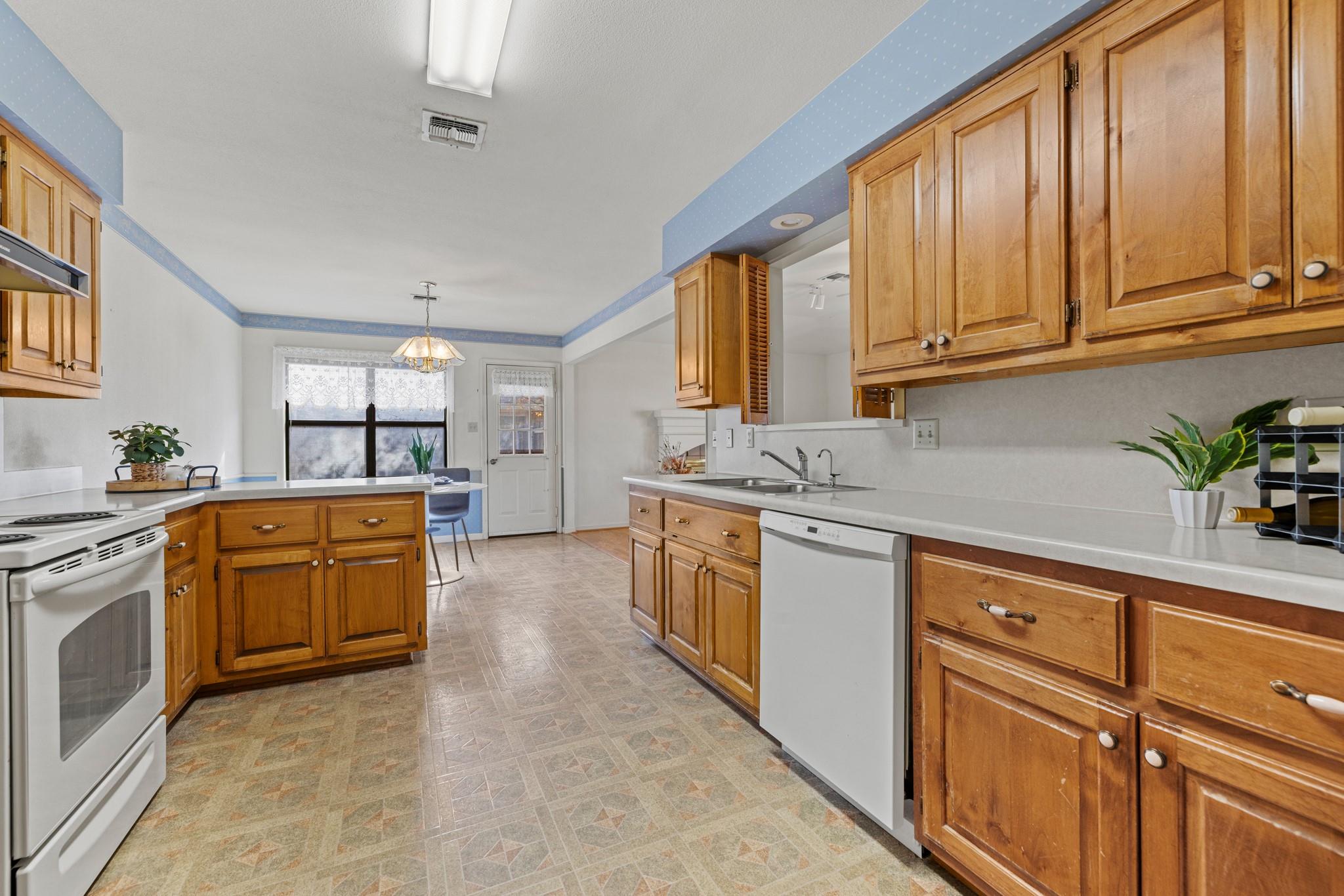 108 Tanglewood Dr, Fredericksburg, TX 78624