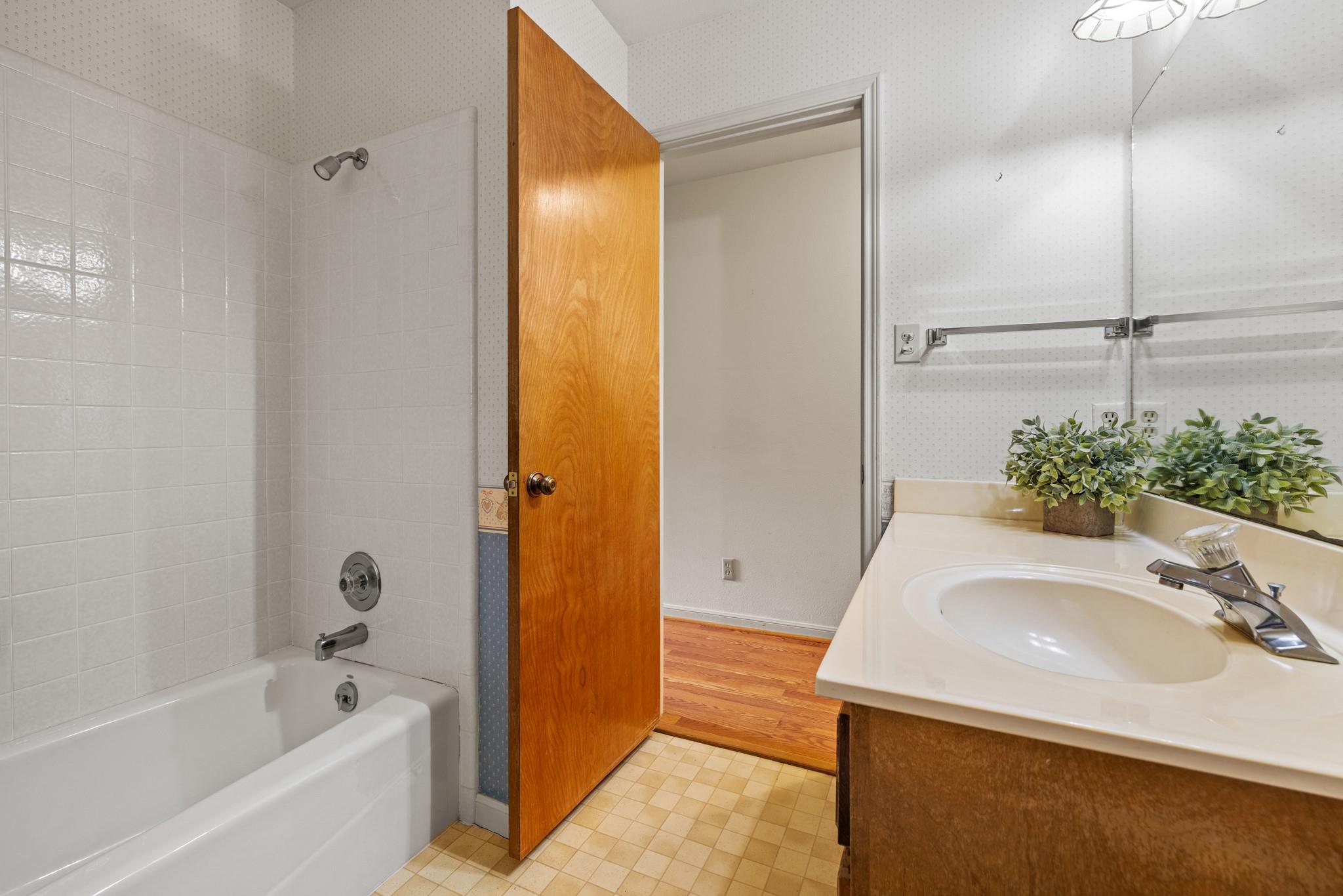 108 Tanglewood Dr, Fredericksburg, TX 78624