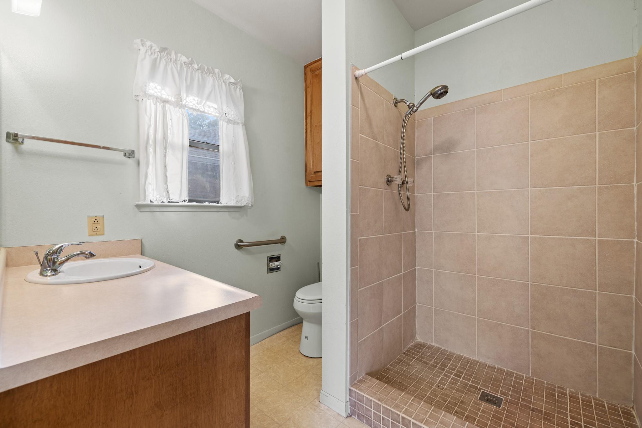 108 Tanglewood Dr, Fredericksburg, TX 78624