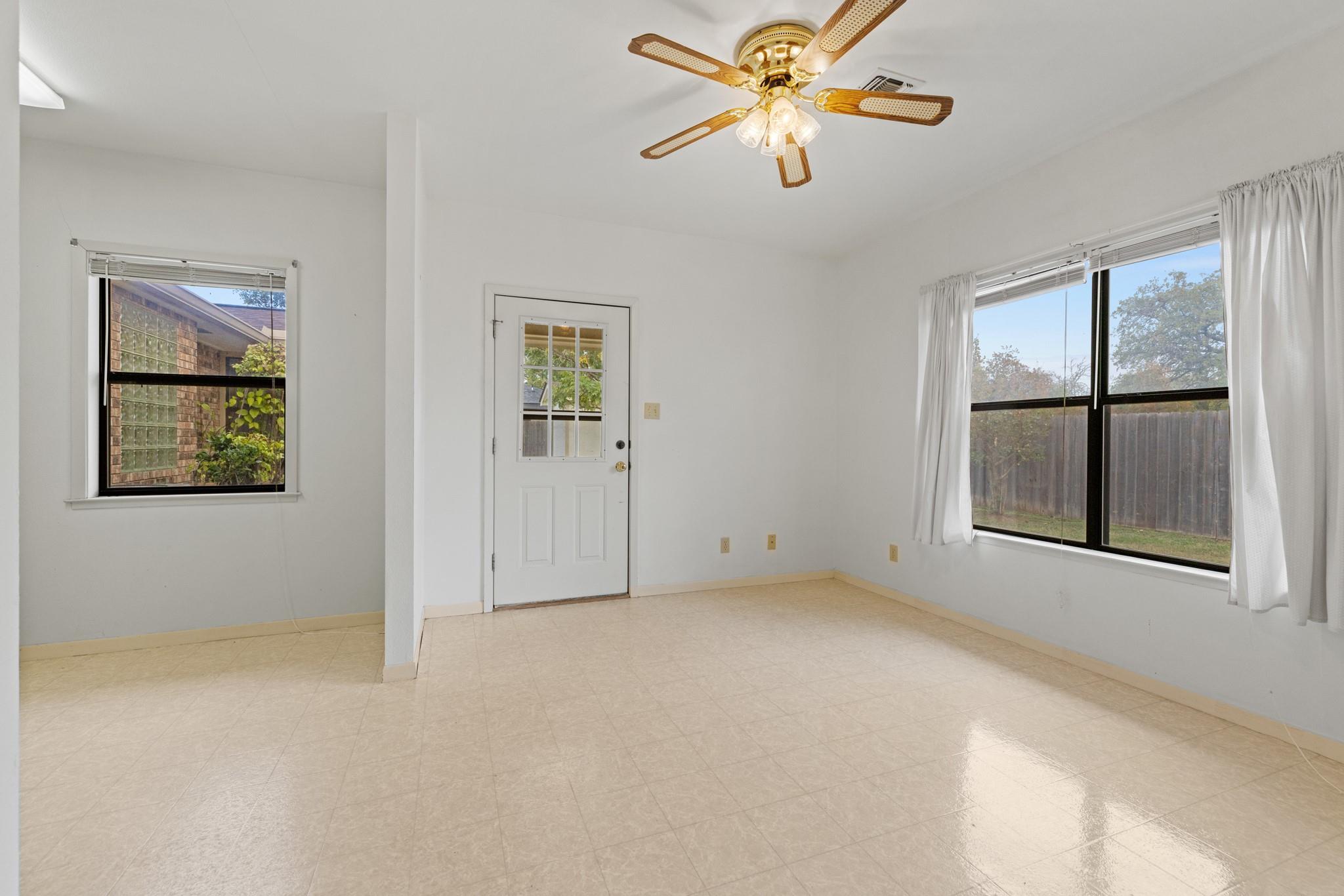 108 Tanglewood Dr, Fredericksburg, TX 78624