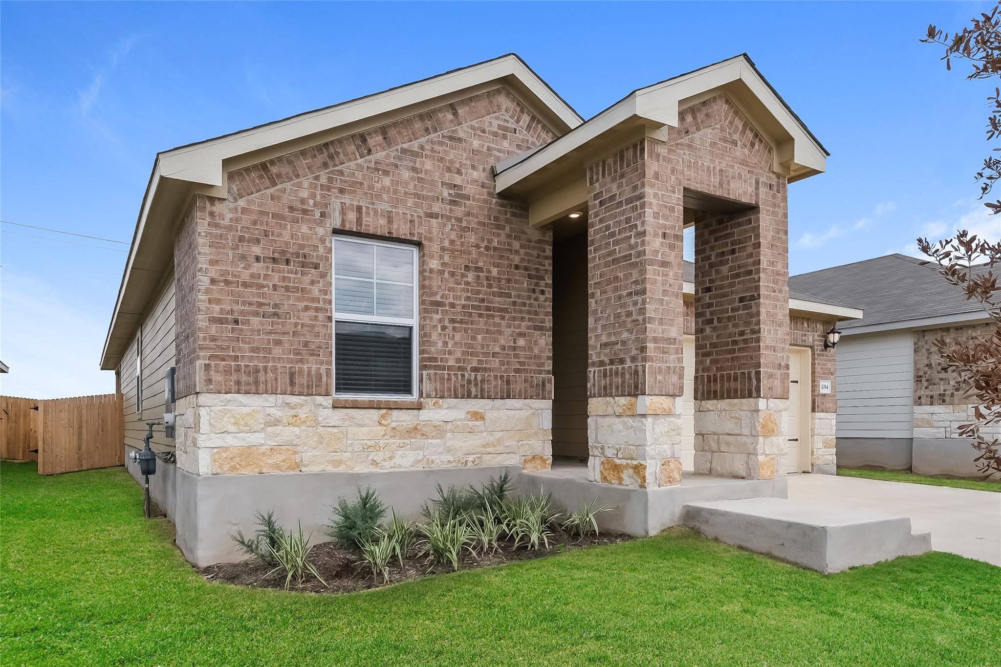 1014 Round Bale Rd, Hutto, TX 78634