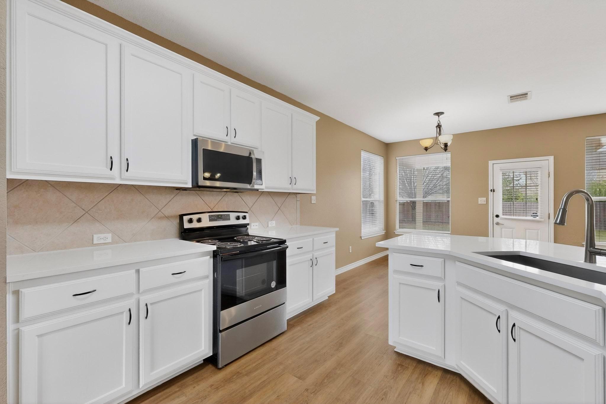 322 Lone Star Blvd, Hutto, TX 78634