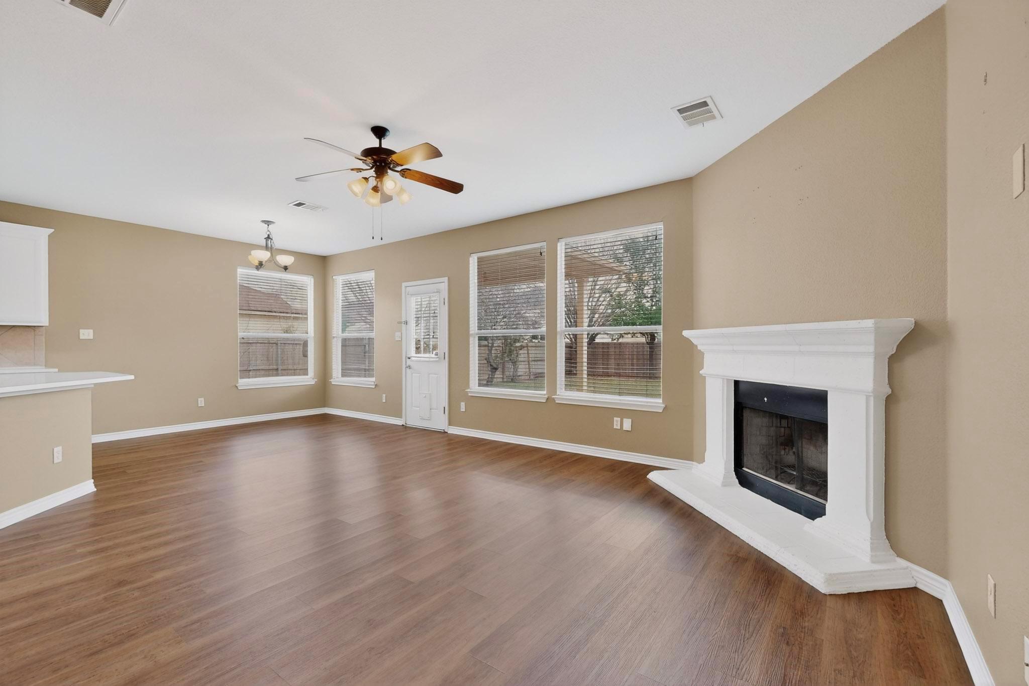 322 Lone Star Blvd, Hutto, TX 78634