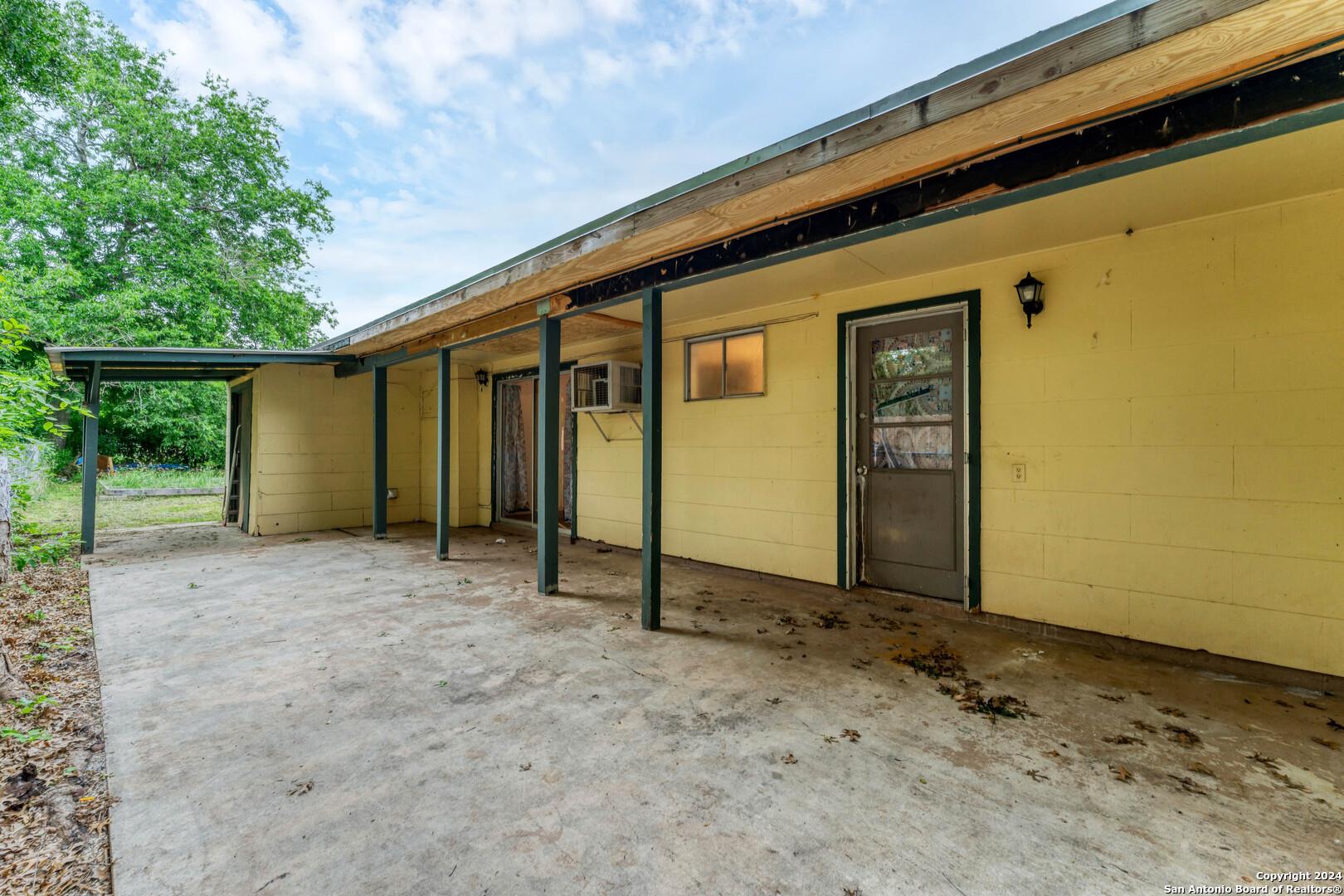 955 university Ln, Seguin, TX 78155