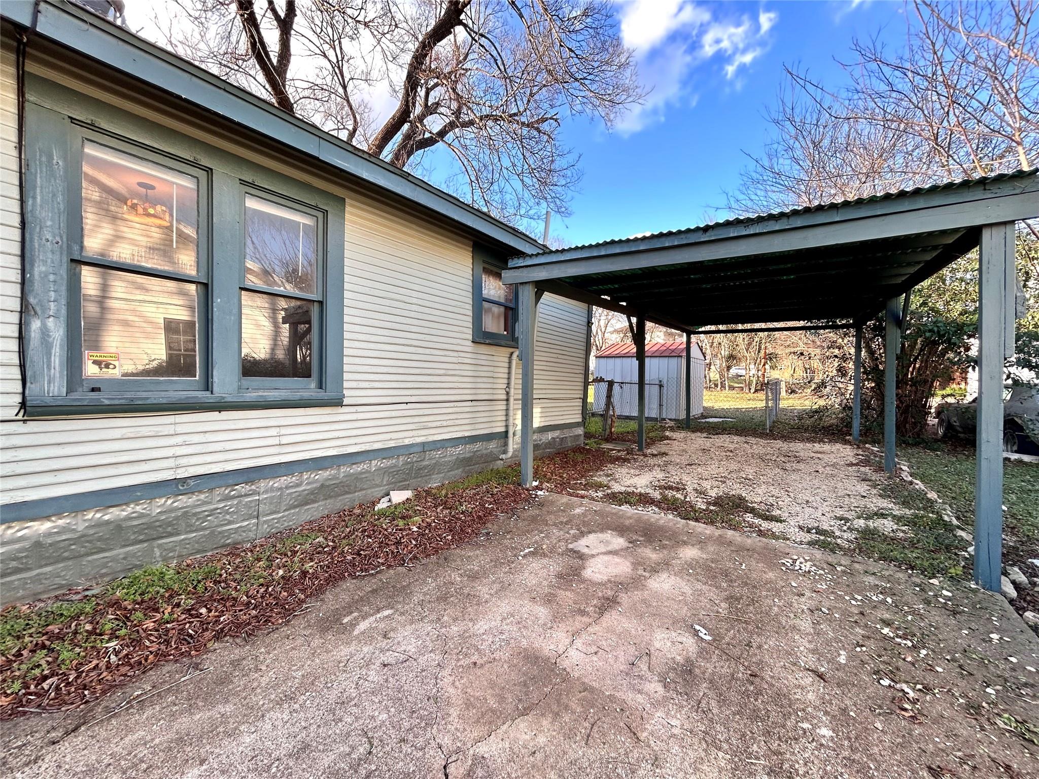 1112 W 3rd St, Taylor, TX 79411