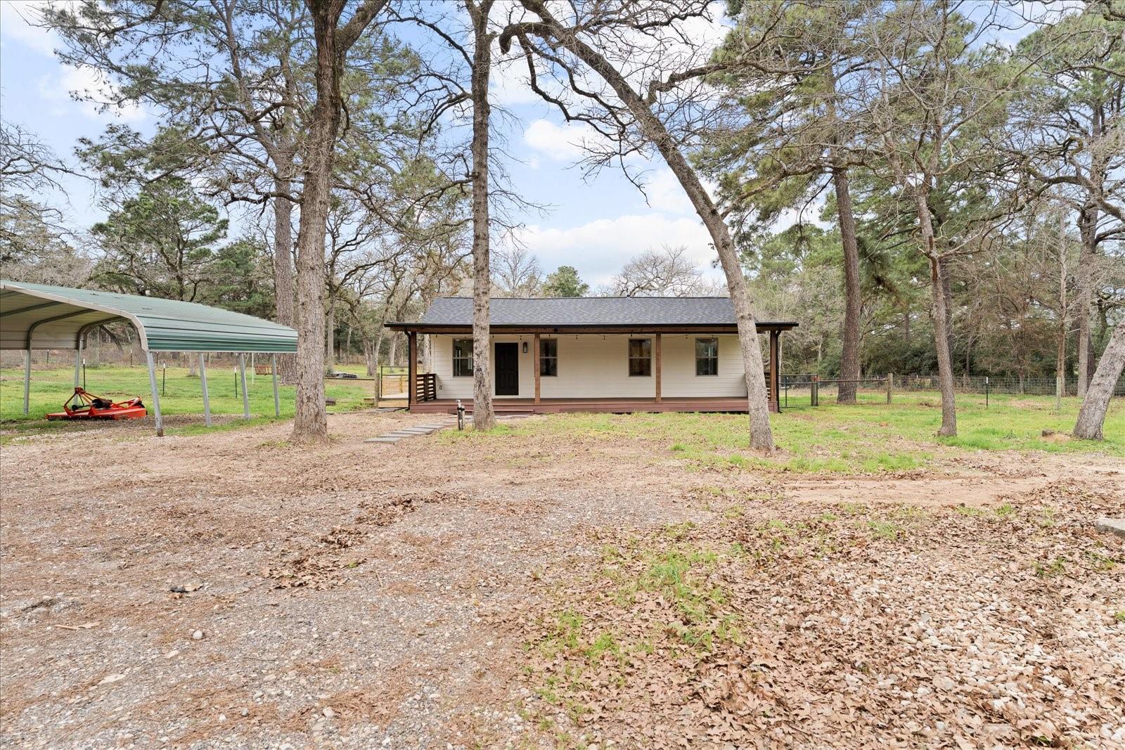 533 Pine Canyon Dr, Smithville, TX 78957