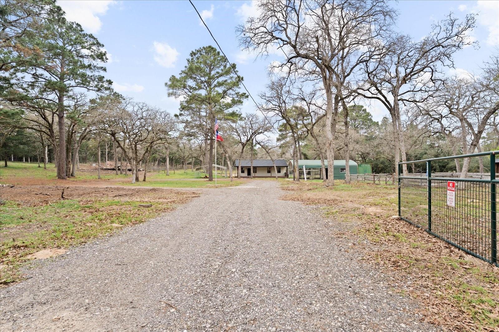 533 Pine Canyon Dr, Smithville, TX 78957