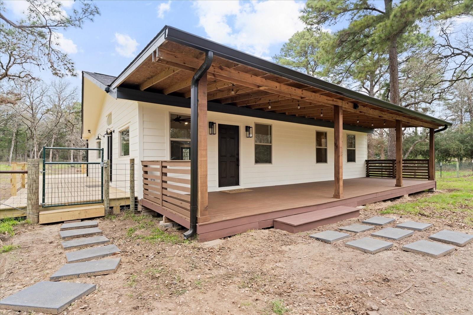 533 Pine Canyon Dr, Smithville, TX 78957