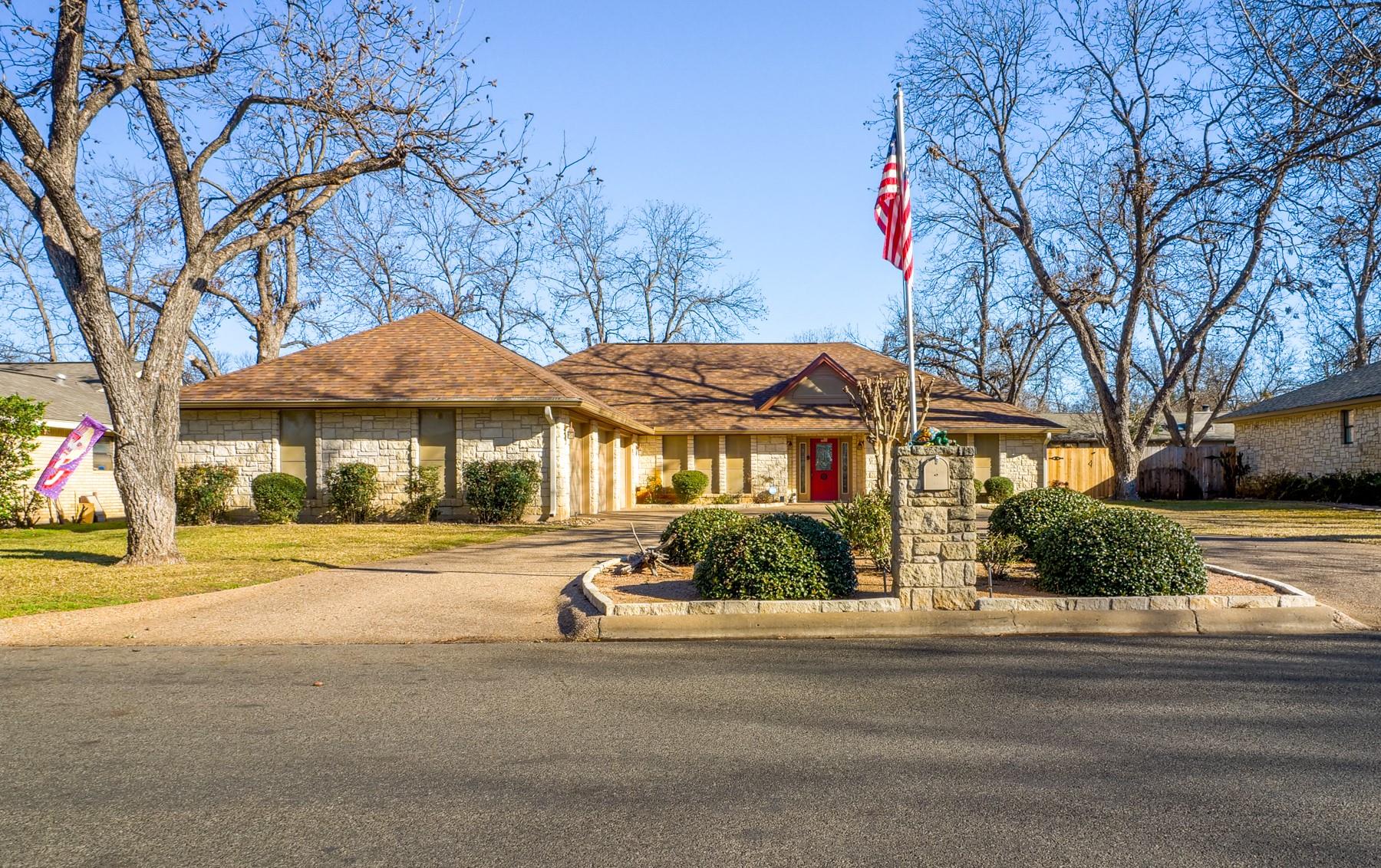 330 Columbine St, Meadowlakes, TX 78654