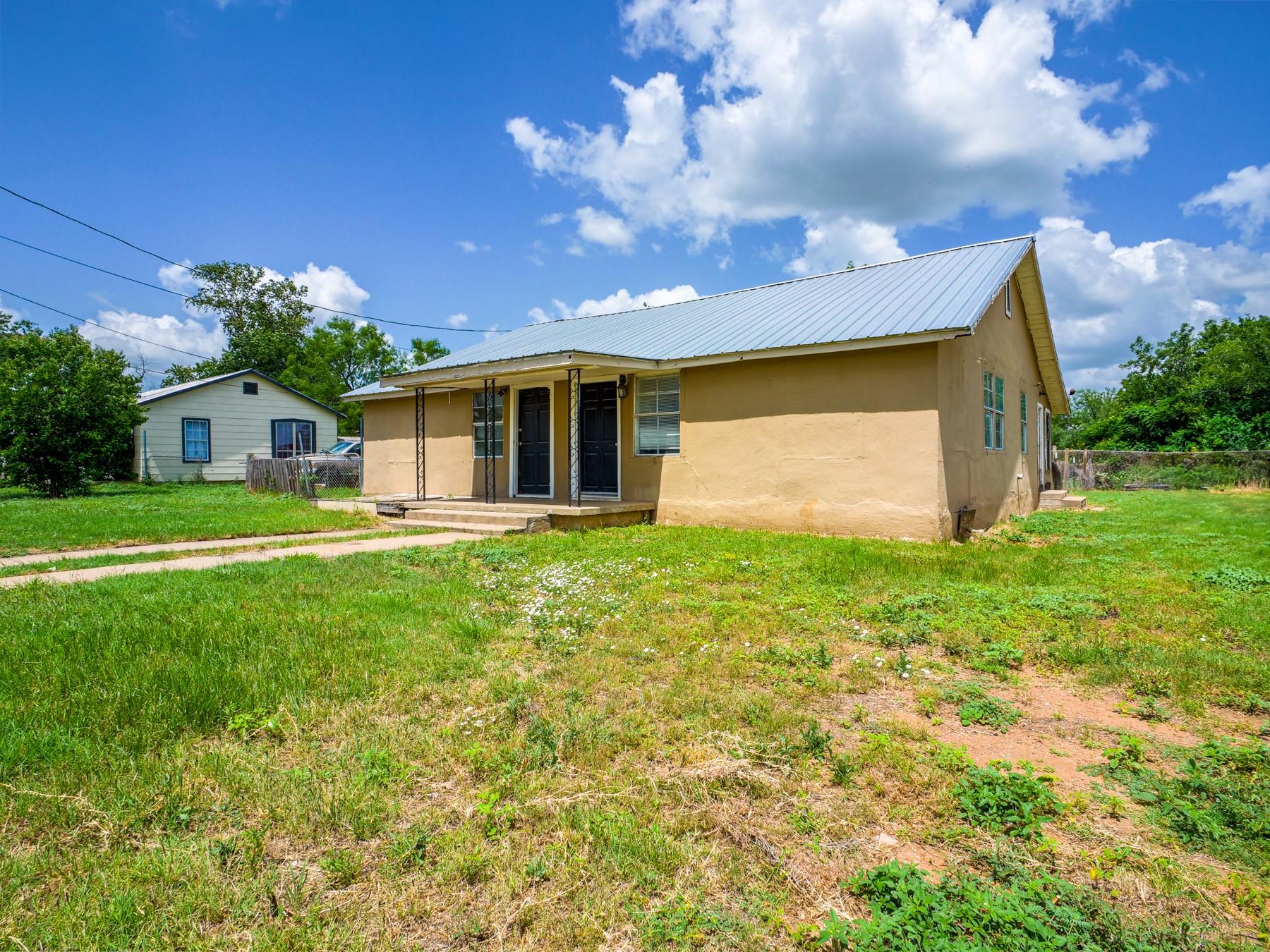 1004 Avon Ave, Llano, TX 78643