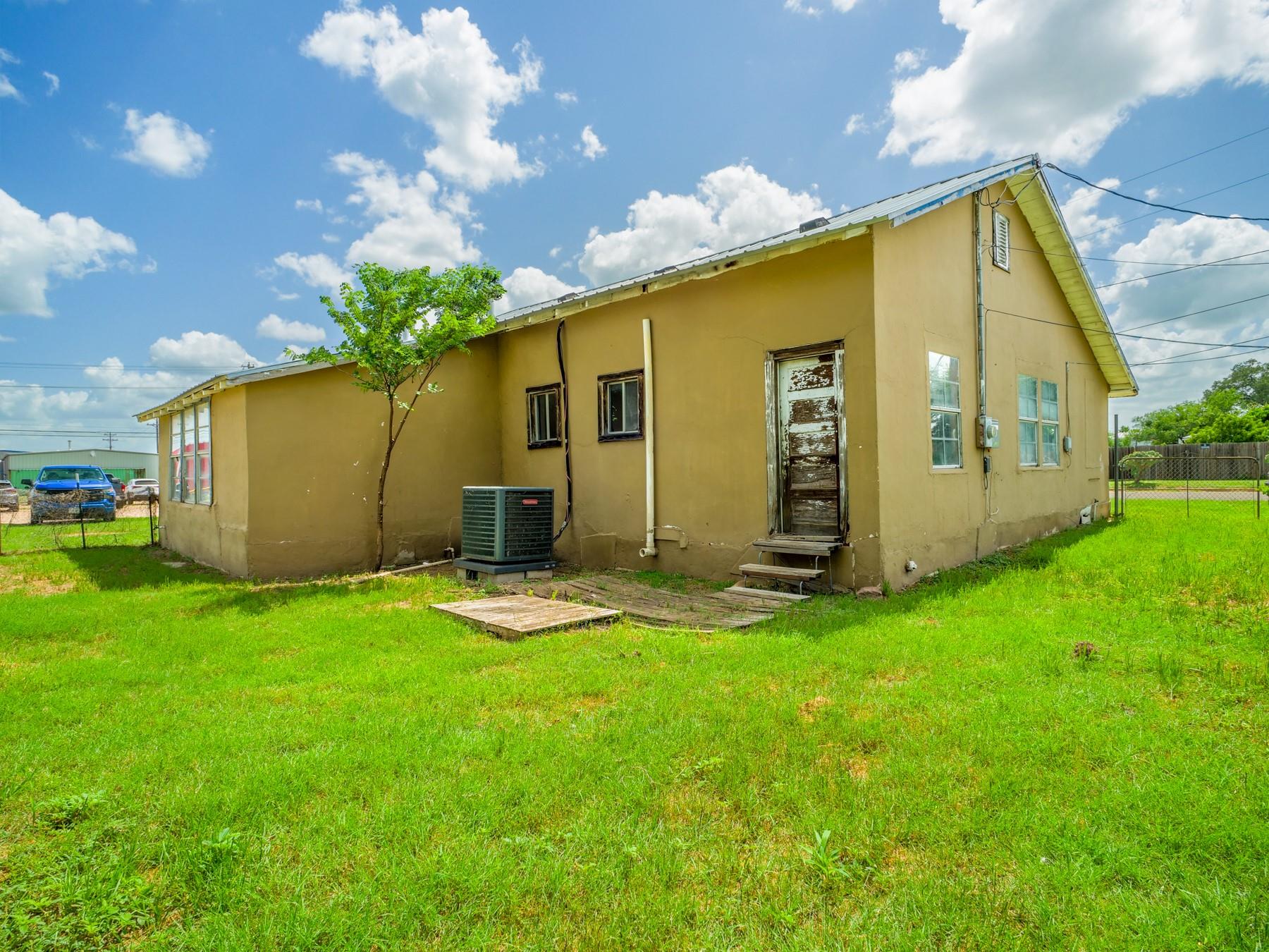1004 Avon Ave, Llano, TX 78643