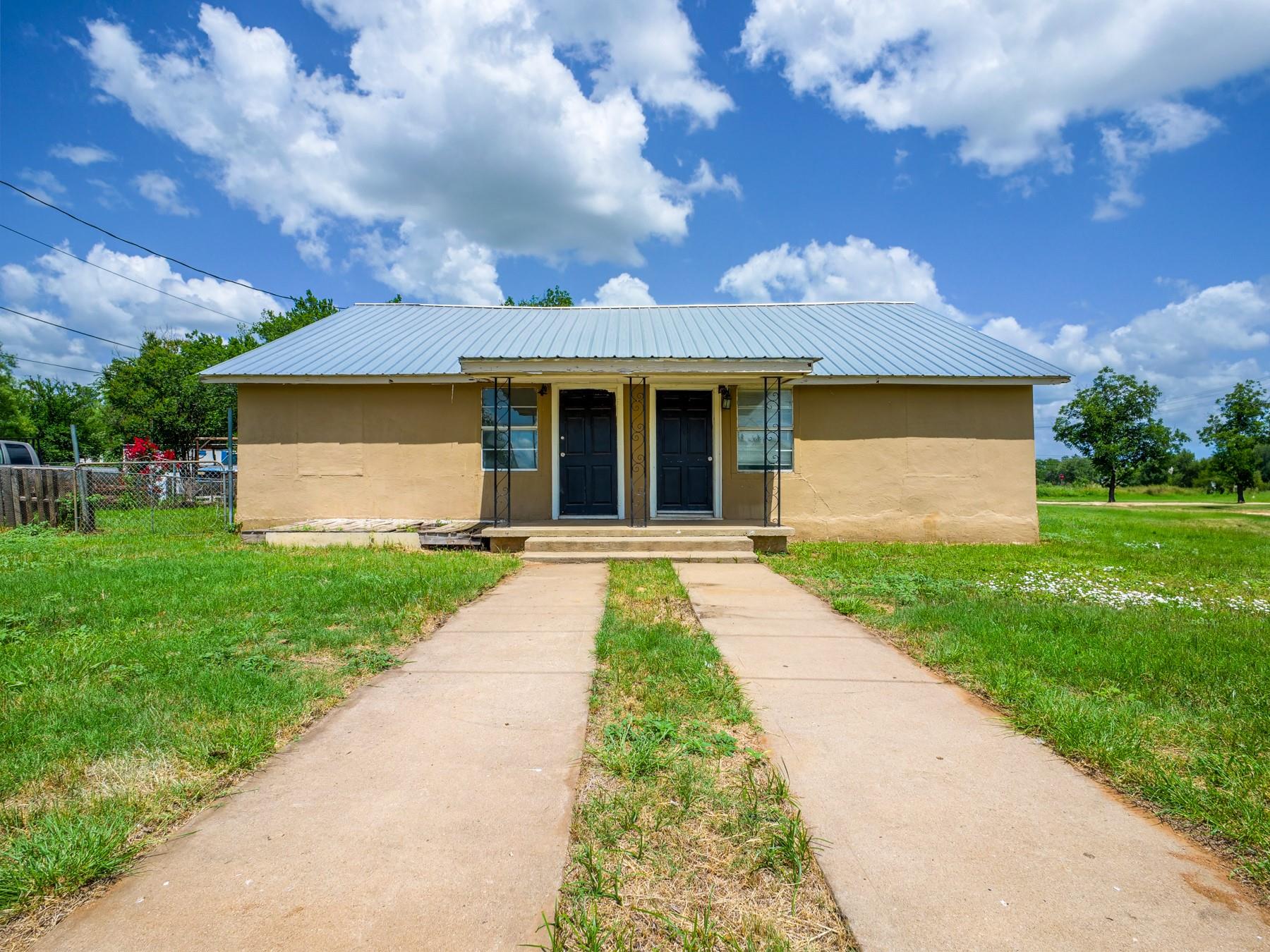1004 Avon Ave, Llano, TX 78643