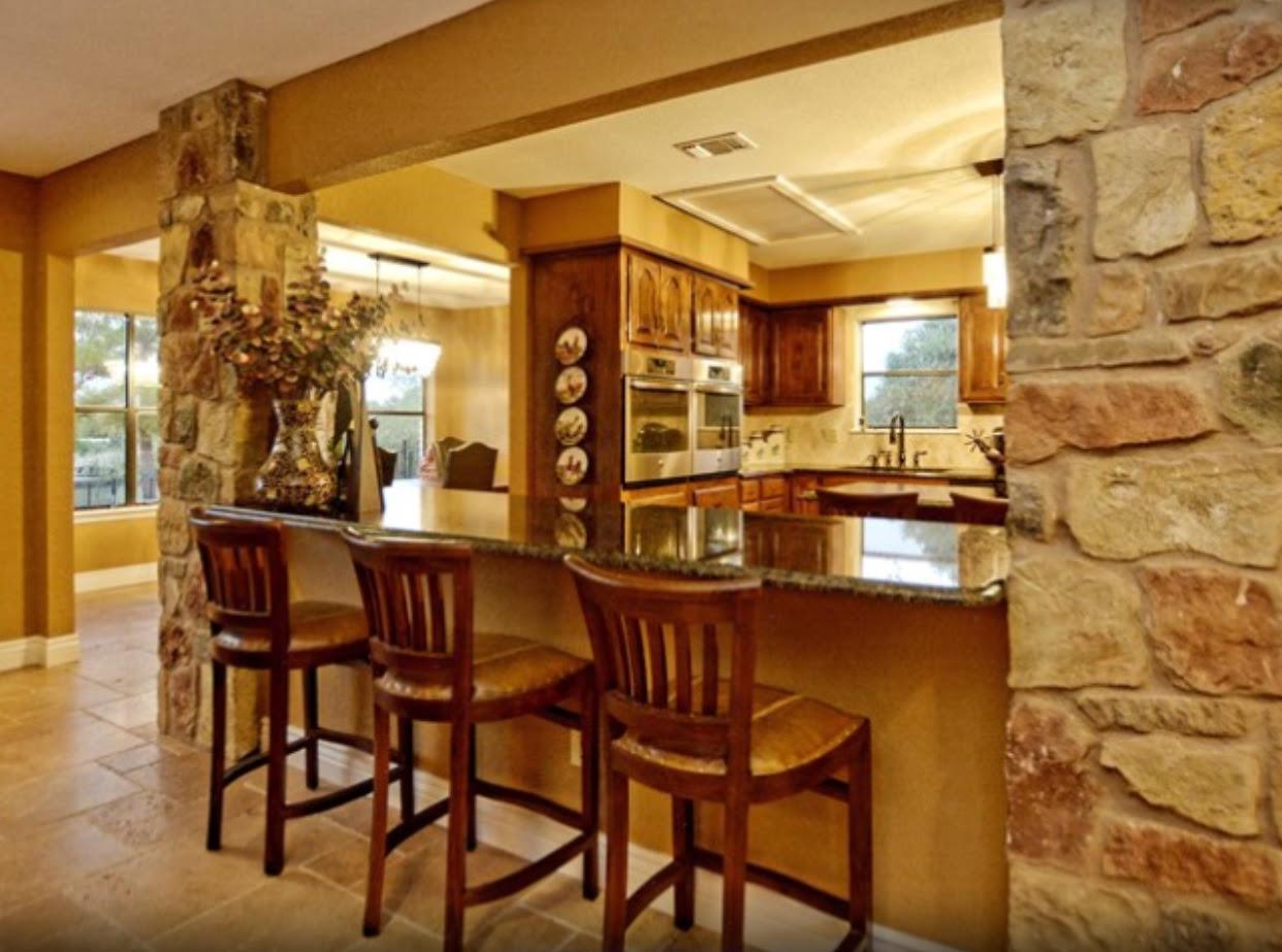 1005 Colorado St, Smithville, TX 78957