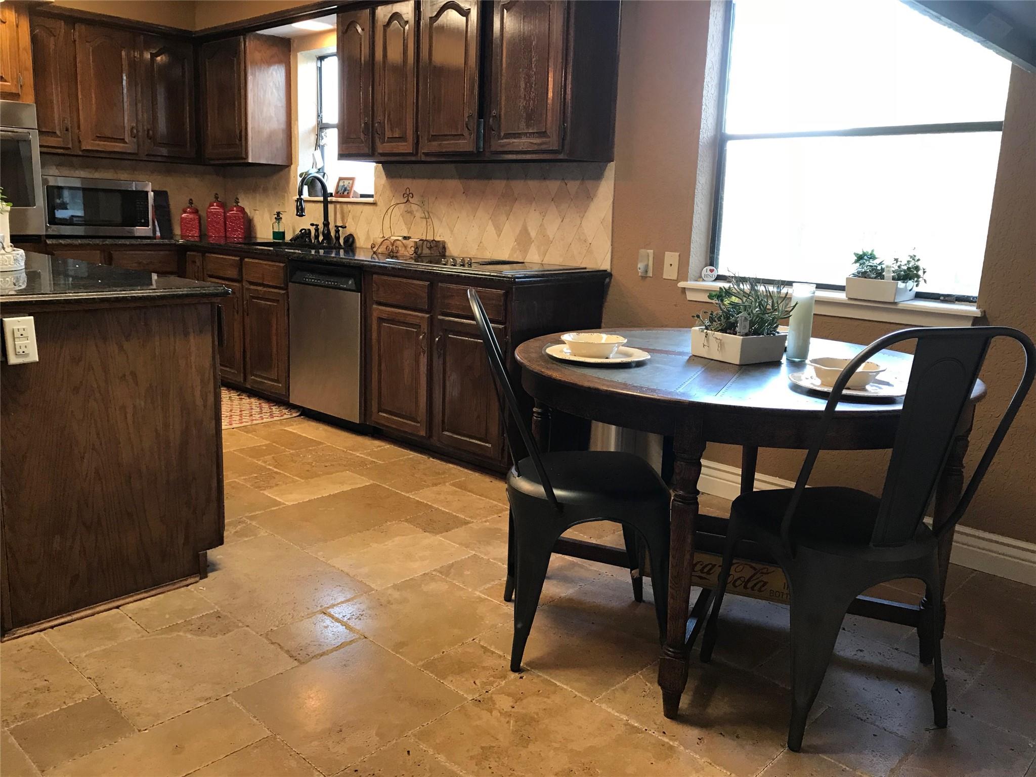 1005 Colorado St, Smithville, TX 78957