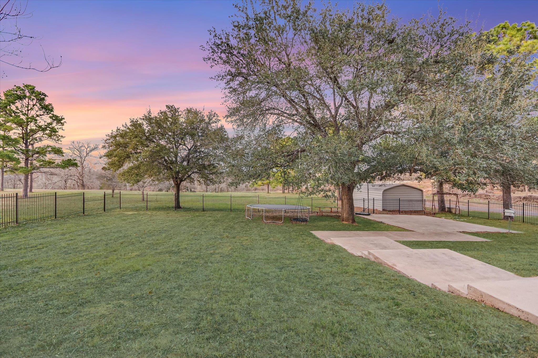 1005 Colorado St, Smithville, TX 78957