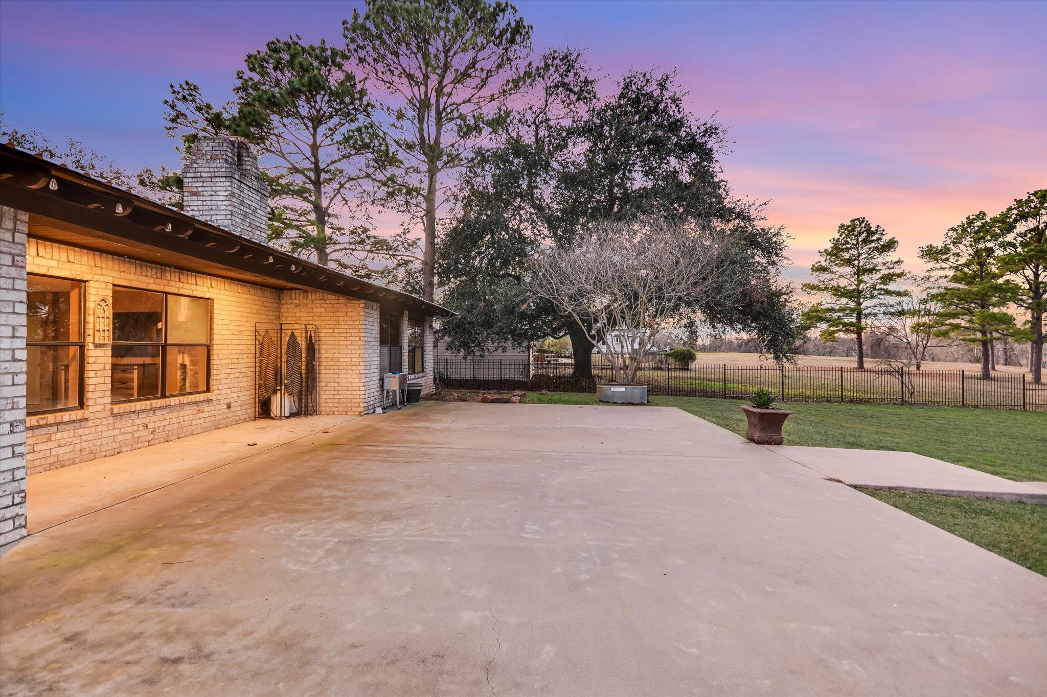 1005 Colorado St, Smithville, TX 78957