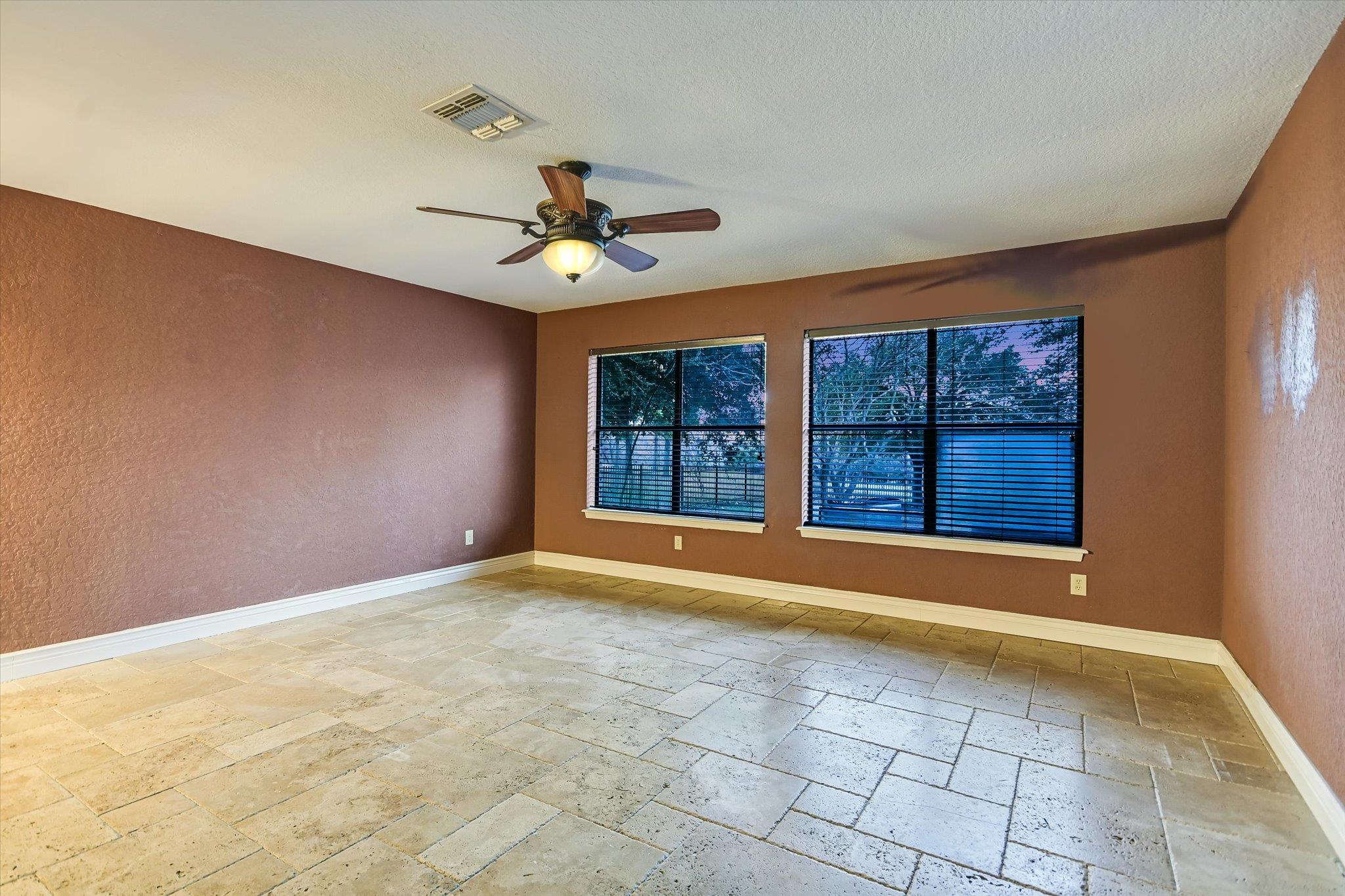 1005 Colorado St, Smithville, TX 78957