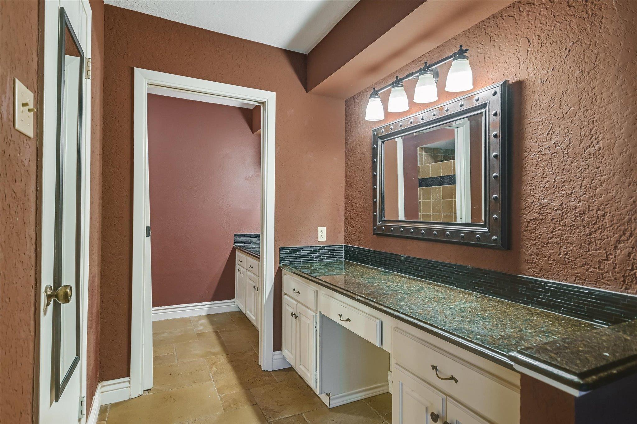 1005 Colorado St, Smithville, TX 78957