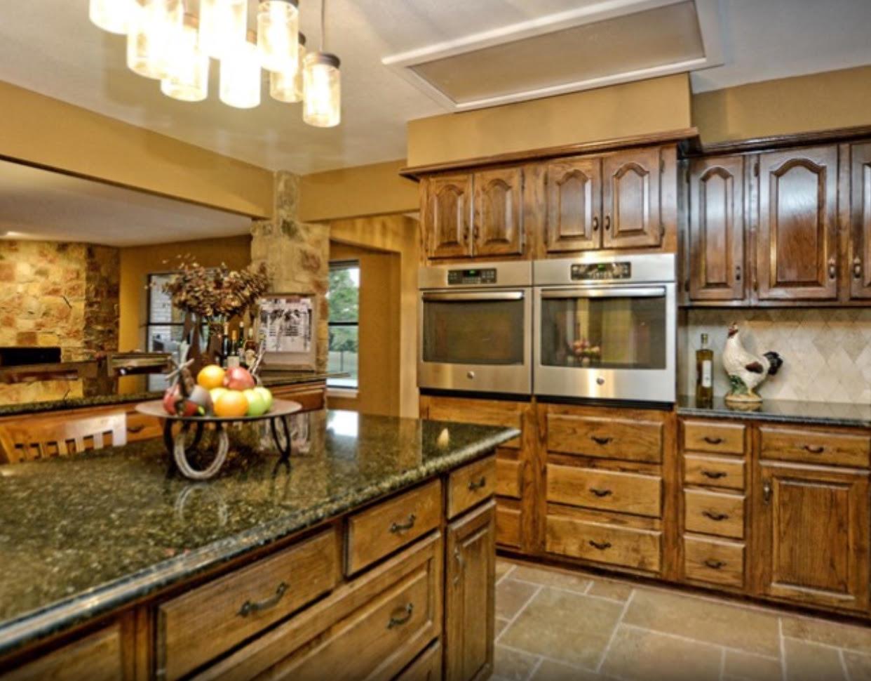 1005 Colorado St, Smithville, TX 78957