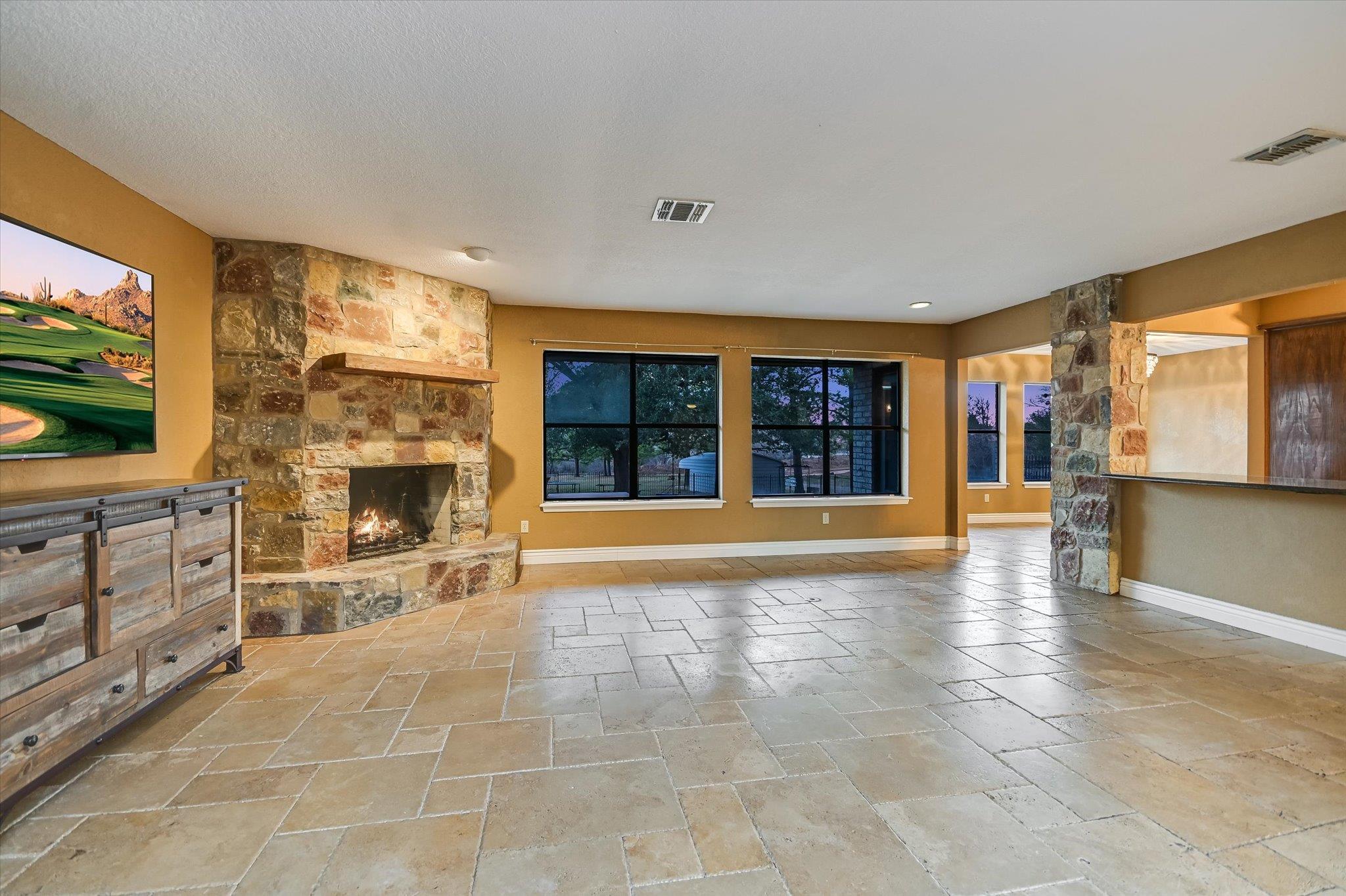 1005 Colorado St, Smithville, TX 78957