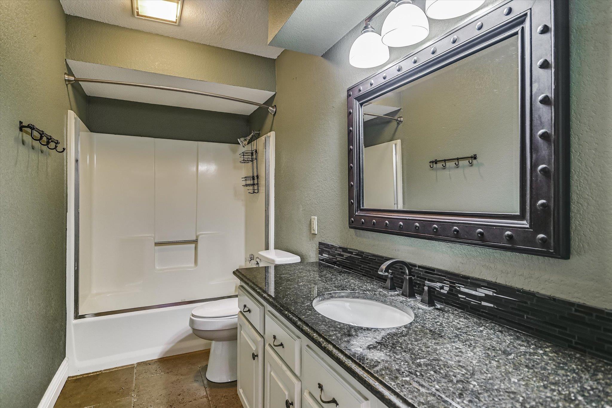 1005 Colorado St, Smithville, TX 78957