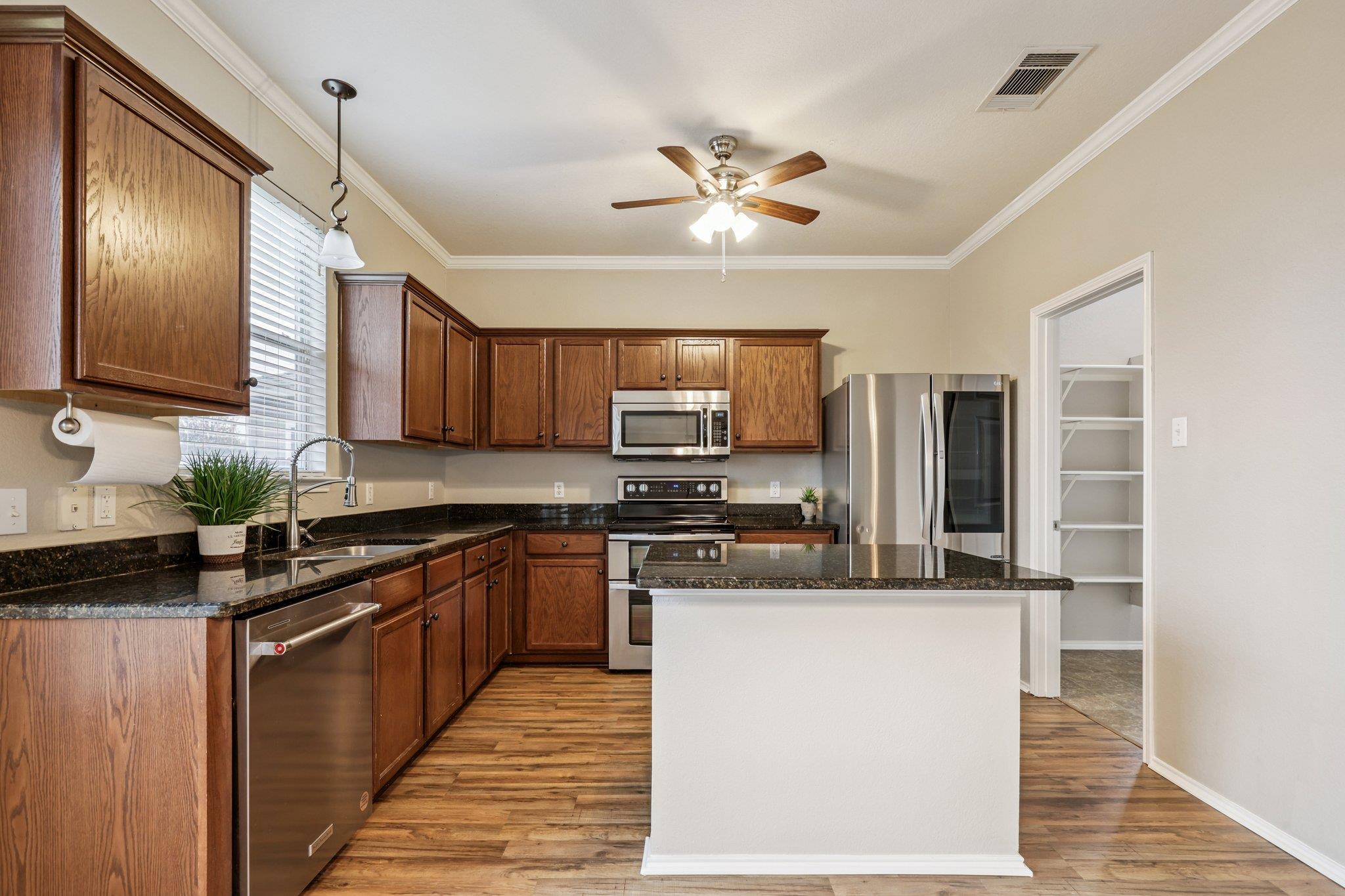 122 Mossy Rock Cv, Hutto, TX 78634