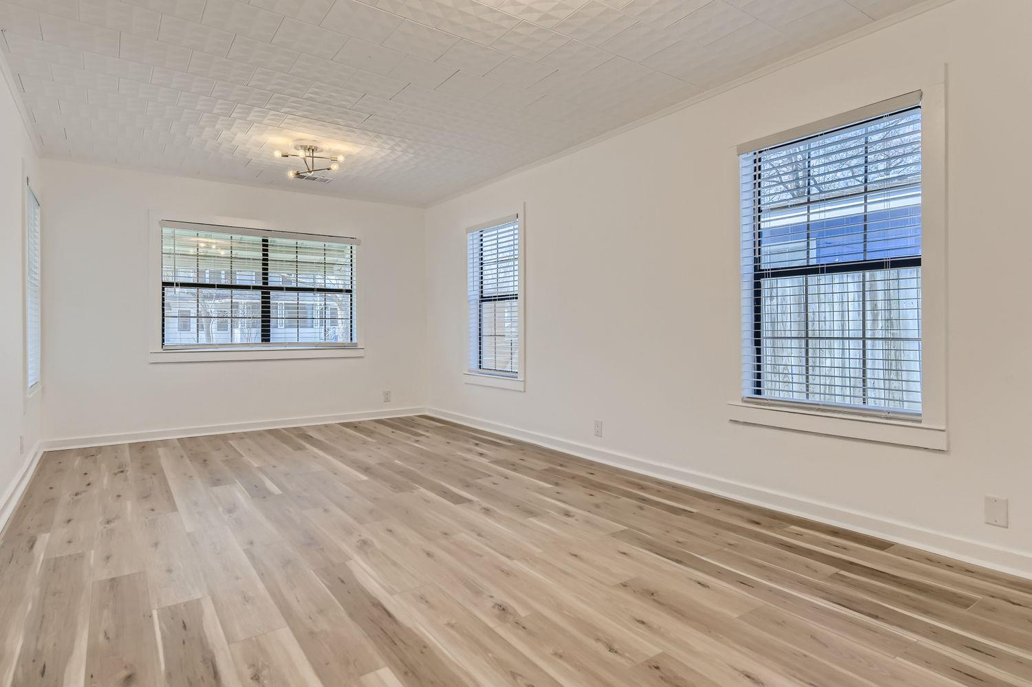 902 Hackberry St, Taylor, TX 76574