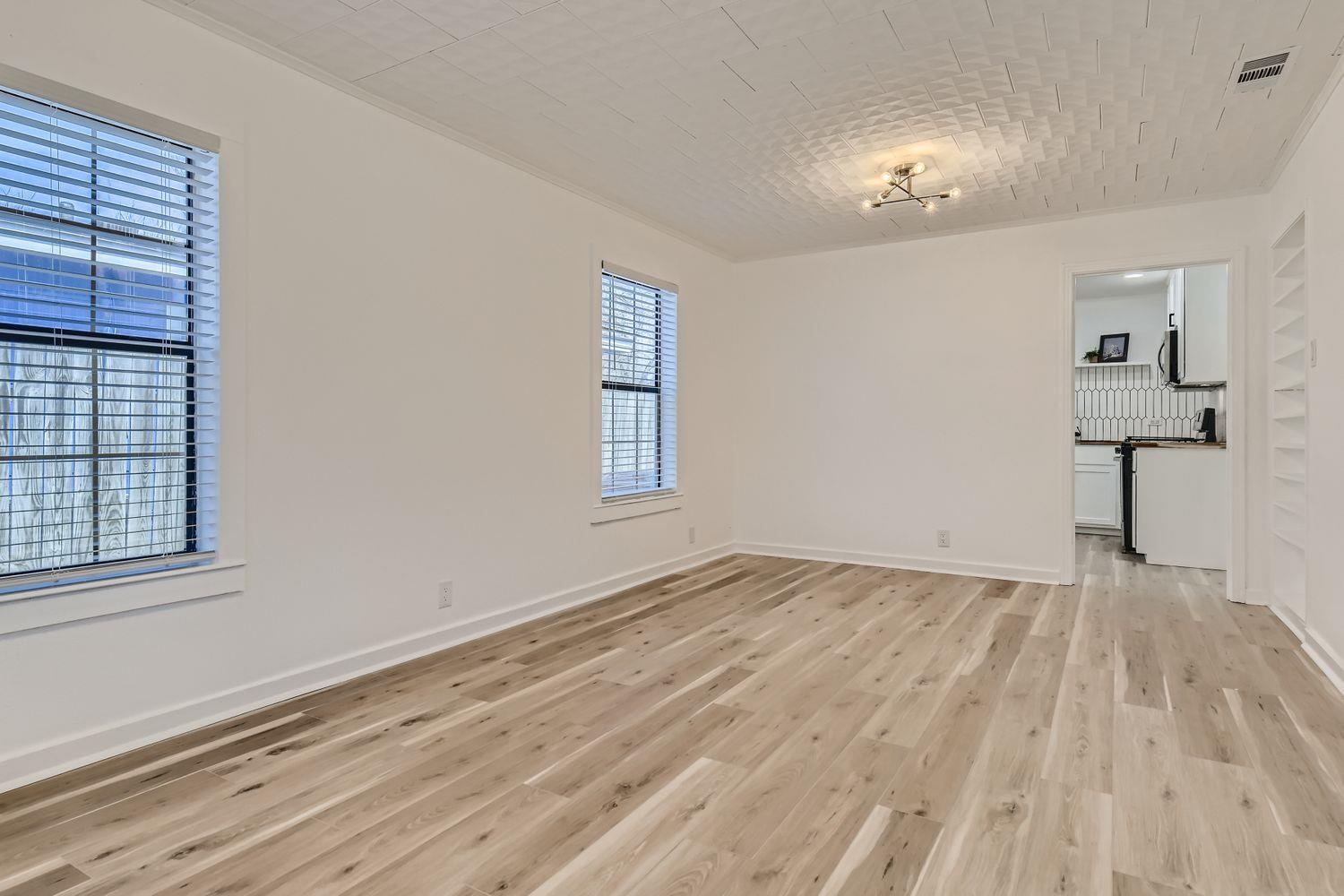 902 Hackberry St, Taylor, TX 76574