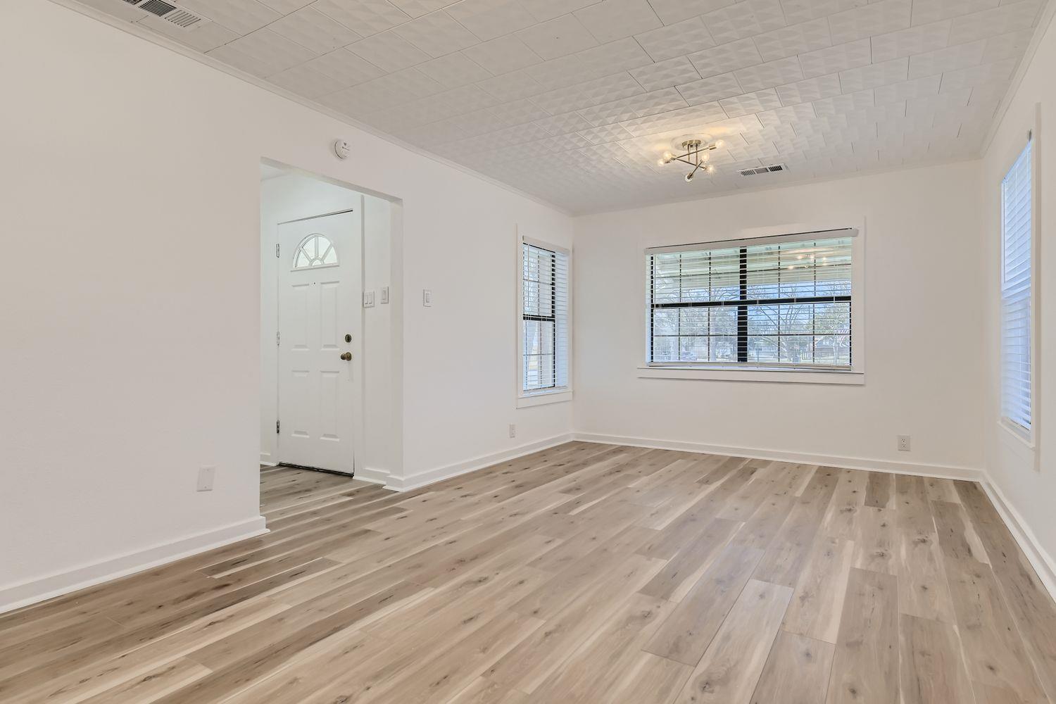 902 Hackberry St, Taylor, TX 76574